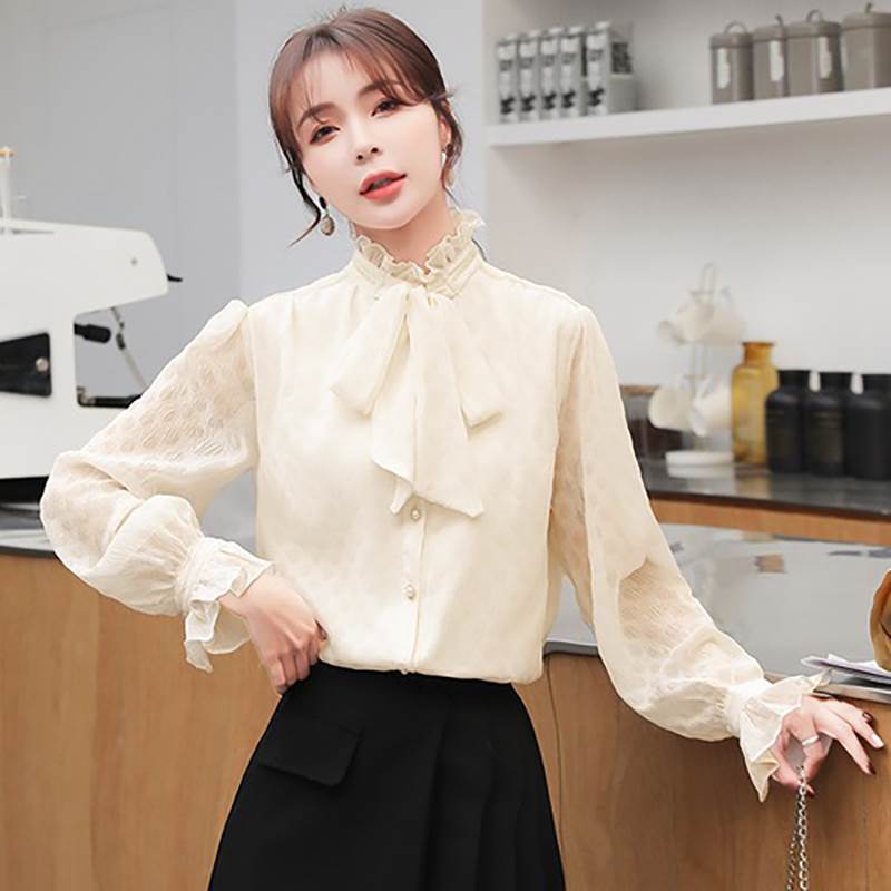 フリルネック リボンタイ シフォン ブラウス レディース トップス ドット柄地模様 袖口フリル 長袖 パフスリーブ キャンディスリーブ スタンドネック 前開き パール調ボタン 透け感 シンプル きれいめ 大人 可愛い 上品 清楚 おしゃれ きちんと感 ガー 韓国 オルチャン(4.0)