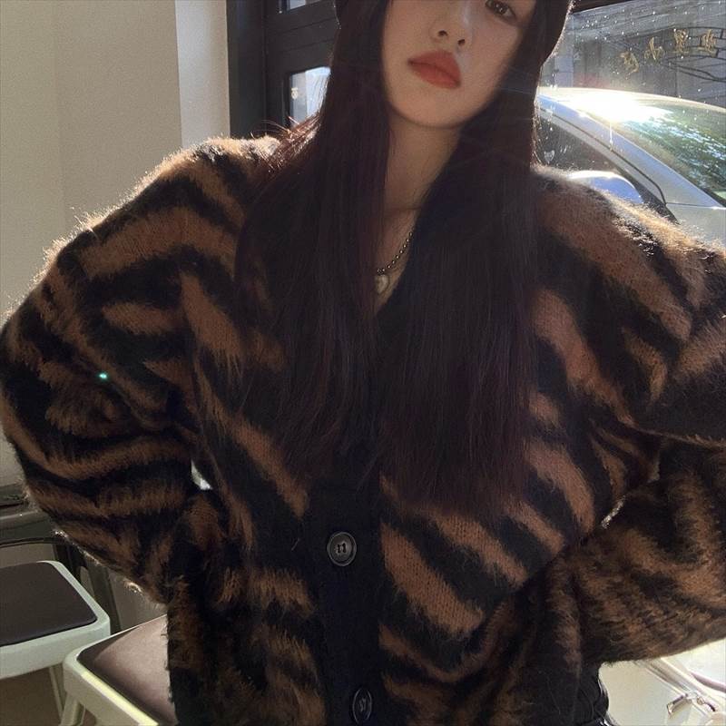 list7857ゼブラ柄のシャギーニット カーディガン思わず触りたくなるようなふわふわ感の愛されシルエットに色展開 ゼブラサイズ ワンサイズサイズ(cm)着丈 70 /バスト 114 /肩幅 56 /袖丈 46 /袖口 24 《商品について...