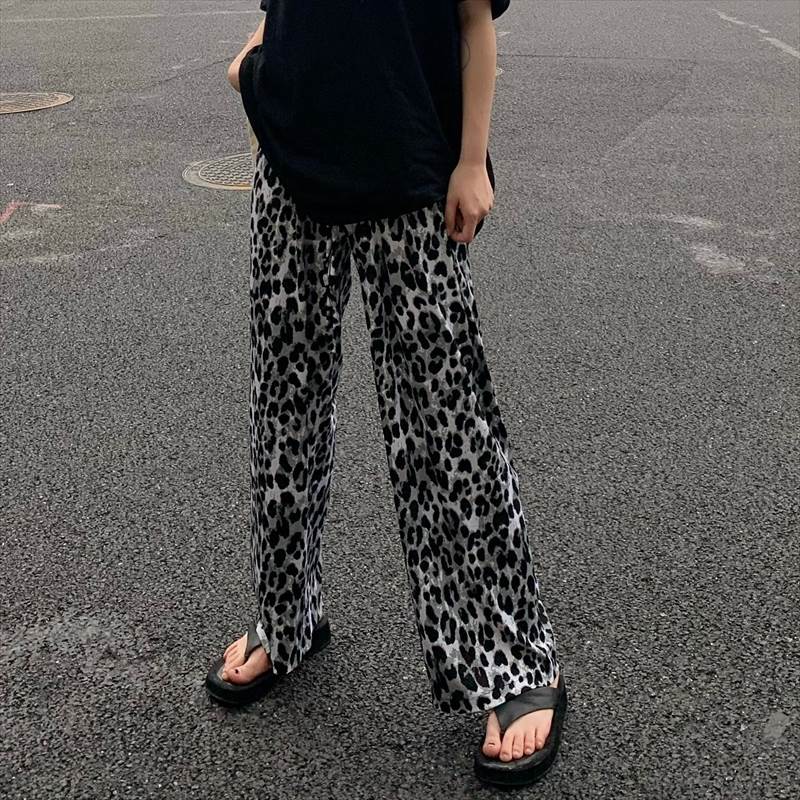 レオパード レディース ロング丈 ハイウエスト ワイド パンツ ボトムス ズボン 部屋着 ストレート ハイウエスト リブ ウエストゴム 伸縮性 かわいい 大人可愛い カジュアル おしゃれ 大人女子 こなれ感 ラフ ルーズ 個性的 クール 主役級 旅行 OL 学生 ママ 通勤 通学 休日のサムネイル