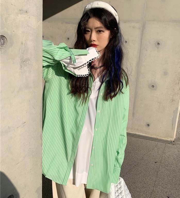 list8181オーバーサイズのゆるさがかわいいストライプ柄シャツ。袖ベルトの他にないデザインで羽織りや重ね着コーデでもかわいさup。色展開 ホワイト グリーン ブルー ピンクサイズ ワンサイズ【サイズ目安】(cm)バスト：88、ウエスト：69 《商品について》 ※当ショップは海外からのノーブランド商品になります。 海外製品のため日本商品に比べ品質が劣る場合がございます。 糸のほつれ、多少の汚れやシミ、ファスナーが固い、デザインの若干の違いなどは不良品には該当しませんのでご了承ください。 お手持ちの携帯やPCの画面設定の影響により、実物と色味が異なって見える場合がございます。 ※当ショップはお客様より注文を確認した上でメーカーに発注しておりますので返品、交換は出来かねます。ご了承下さいませ。 《発送について》 お取り寄せ商品のため、ご入金確認後、お届けまでに「10-24日程度」のお時間がかかります。 通常よりもお時間がかかってしまう場合もございます。 欠品や商品の不具合などにより、商品をお届けすることができず、ご注文をキャンセルさせていただく場合もございますのでご了承ください。 ※当ショップの商品はお取り寄せ商品につき、入金確認後メーカーへ発注させて頂きます。 ※メーカーにて在庫切れの場合は、速やかに返金させて頂きます。 《返品についての特約に関する事項》 ご注文確定後、発注後のキャンセルやサイズなどの内容変更は承っておりません。 注文時によくご確認ください 商品に欠陥がある場合を除き、基本的には返品や交換には応じません。 最後までご覧くださり、ありがとうございました。 カラバリ ストライプ柄 長袖 ベルト シャツ トップス ミディアム丈 袖あり 長袖 ドロップショルダー 萌袖 襟付き 前開き 綿 かわいい 大人可愛い カジュアル 大人 おしゃれ お洒落 大人女子 こなれ感 ルーズ 個性的 柄 ストライプ シマ 春 秋 10代 20代 レディース 通勤 学生 通学 デート お出かけ 女子会 休日 旅行 着回し 普段使い 重ね着 韓国 韓国系 オルチャン ゆったり ゆる フリーサイズ 色展開 白 ホワイト 青 ブルー 緑 グリーン ピンク