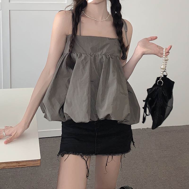 list8189ボリューミーなシルエットがかわいいバルーンキャミソール。1枚着でもTシャツなどの重ね着コーデにも着回し力バツグン。色展開 ホワイト グレー ブルーサイズ ワンサイズサイズ(cm)着丈 52 /バスト 90 《商品について》 ※当ショップは海外からのノーブランド商品になります。 海外製品のため日本商品に比べ品質が劣る場合がございます。 糸のほつれ、多少の汚れやシミ、ファスナーが固い、デザインの若干の違いなどは不良品には該当しませんのでご了承ください。 お手持ちの携帯やPCの画面設定の影響により、実物と色味が異なって見える場合がございます。 ※当ショップはお客様より注文を確認した上でメーカーに発注しておりますので返品、交換は出来かねます。ご了承下さいませ。 《発送について》 お取り寄せ商品のため、ご入金確認後、お届けまでに「10-24日程度」のお時間がかかります。 通常よりもお時間がかかってしまう場合もございます。 欠品や商品の不具合などにより、商品をお届けすることができず、ご注文をキャンセルさせていただく場合もございますのでご了承ください。 ※当ショップの商品はお取り寄せ商品につき、入金確認後メーカーへ発注させて頂きます。 ※メーカーにて在庫切れの場合は、速やかに返金させて頂きます。 《返品についての特約に関する事項》 ご注文確定後、発注後のキャンセルやサイズなどの内容変更は承っておりません。 注文時によくご確認ください 商品に欠陥がある場合を除き、基本的には返品や交換には応じません。 最後までご覧くださり、ありがとうございました。 肩紐リボン バルーン キャミソール トップス ショート ショート丈 袖なし ノースリーブ 襟なし ワイド リボン かわいい 大人可愛い シンプル カジュアル 大人 おしゃれ お洒落 大人女子 無地 春 夏 秋 10代 20代 レディース 通勤 学生 通学 デート お出かけ 女子会 休日 旅行 着回し 普段使い 重ね着 韓国 韓国系 オルチャン 体系カバー ゆったり ゆる フリーサイズ 白 ホワイト 黒 ブラック 青 ブルー