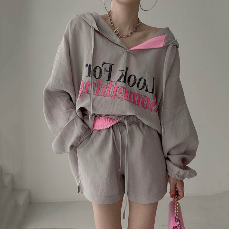 カラバリ セットアップ 上下セット フード付き ロンT ショートパンツ 2点セット トップス ボトムス パンツ パーカー ズボン 部屋着 ショート丈 袖あり 長袖 スリット ハイウエスト ウエストゴム ツーピース かわいい 大人可愛い カジュアル 大人 おしゃれ お洒落