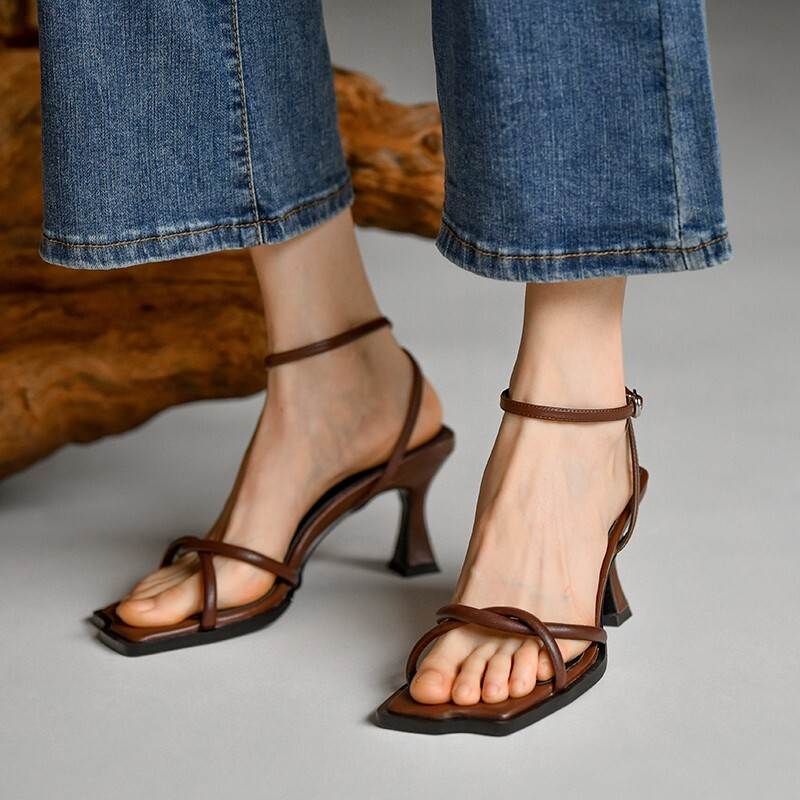 樂天商城 - スクエアトゥ ヒール サンダル シューズ 靴 くつ 5cmヒール 太ヒール ミドルヒール アンクルストラップ 歩きやすい ベルト かわいい 大人可愛い きれいめ シンプル カジュアル 大人 おしゃれ お洒落 女っぽ 無地 春 夏 10代 20代 30代 レディース 通勤 学生 通学 デート