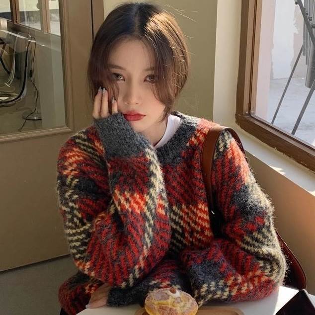 チェック柄 ラウンドネック ニットセーター トップス セーター ミディアム丈 袖あり 長袖 萌袖 襟なし ニット ウール かわいい 大人可愛い カジュアル 大人 おしゃれ お洒落 レトロ 大人女子 こなれ感 ルーズ 個性的 存在感 柄 格子柄 春 秋 冬 10代 20代 レディース