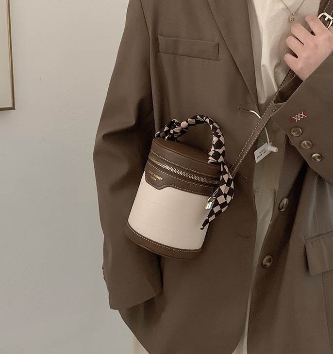 持つだけでコーディネートの印象を整えやすいバッグ。ファスナーを取り入れ、シンプルな装いにもポイントを作れるデザインです。きれいめにもカジュアルにも合わせやすく、手持ちの服を活かしながら印象を変えられます。靴やアクセサリーとの組み合わせを変えれば、同じ服装でも違ったスタイルへ寄せやすくなります。買い物や通勤、休日のお出かけなど、日常のさまざまな場面で持ちやすいバッグです。色展開 ブルー グリーン ベージュサイズ(cm)縦 15 /横 13 /厚さ 11 /ストラップ長さ 104 ◆ デザインとシルエット ◆ファスナーを取り入れ、バッグとしての輪郭がしっかり伝わるデザインです。チェックが視線を集めるポイントになり、ベーシックな組み合わせでも単調に見えにくくなります。シンプル、カジュアル、レトロや大人可愛いなスタイルになじみやすく、小物や合わせる服によって印象を調整できます。◆ 着たときの見え方 ◆服の形そのもので全身のバランスを作りやすく、無理に小物を足さなくても着こなしをまとめやすいです。シンプルな組み合わせでも輪郭がぼやけにくく、普段のスタイルに自然な変化を加えられます。正面だけでなく横から見たときにもシルエットがまとまりやすく、全身の印象を整えやすくなります。◆ ディテール・素材が生むメリット ◆レザーの素材感が見た目に奥行きを加え、シンプルなコーディネートにも表情を作ります。装飾や素材感をただ目立たせるのではなく、全体のバランスを整える要素として取り入れているのがポイントです。◆ 着回し・コーディネート ◆持つだけで全体の印象を整えやすく、服を大きく変えなくてもスタイルに変化を付けられます。シンプルな服装にはアクセントとして、デザイン性のある服にはなじませる小物として使いやすく、日々のコーディネートを広げてくれます。◆ 毎日の使いやすさ ◆毎日使うものほど、合わせやすさと見た目の印象の両方が大切です。主張しすぎず、それでいて全体の雰囲気を変えられるため、手持ちのアイテムを活かしながら気分転換できます。出番を一つの場面に限定しにくく、日常のスタイルに取り入れやすいのがうれしいポイントです。バッグは実用品でありながら、コーディネートの中で視線を集める小物でもあります。服装がシンプルな日はアクセントとして、デザイン性のある日は全体をつなぐ役として使いやすく、持つだけで印象を調整できます。靴やアクセサリーとのテイストを揃えれば、いつもの服装にもまとまりを出しやすくなります。見た目の変化だけでなく、手持ちのアイテムを活かしながら使えることも大きなメリットです。合わせ方を固定せず、その日の予定や気分に応じて雰囲気を変えられるため、ワードローブの中でも出番を作りやすくなります。◆ おすすめの使用シーン ◆普段のお出かけや買い物、通勤、旅行など、さまざまな場面で取り入れやすいアイテムです。服装や持ち物に合わせて使い方を変えられるため、その日の予定に合わせたスタイリングを楽しめます。《商品について》 ※当ショップは海外からのノーブランド商品になります。 海外製品のため日本商品に比べ品質が劣る場合がございます。 糸のほつれ、多少の汚れやシミ、ファスナーが固い、デザインの若干の違いなどは不良品には該当しませんのでご了承ください。 お手持ちの携帯やPCの画面設定の影響により、実物と色味が異なって見える場合がございます。 ※当ショップはお客様より注文を確認した上でメーカーに発注しておりますので返品、交換は出来かねます。ご了承下さいませ。 《発送について》 お取り寄せ商品のため、ご入金確認後、お届けまでに「10-24日程度」のお時間がかかります。 通常よりもお時間がかかってしまう場合もございます。 欠品や商品の不具合などにより、商品をお届けすることができず、ご注文をキャンセルさせていただく場合もございますのでご了承ください。 ※当ショップの商品はお取り寄せ商品につき、入金確認後メーカーへ発注させて頂きます。 ※メーカーにて在庫切れの場合は、速やかに返金させて頂きます。 《返品についての特約に関する事項》 ご注文確定後、発注後のキャンセルやサイズなどの内容変更は承っておりません。 注文時によくご確認ください 商品に欠陥がある場合を除き、基本的には返品や交換には応じません。 最後までご覧くださり、ありがとうございました。 【検索キーワード】チェック柄 型押しレザー ミニ ショルダー バケットバッグ バッグ バック カバン かばん 鞄 ショルダーバッグ ハンドバッグ 斜めがけ 斜め掛け 肩がけ 手持ち バケツ型 ファスナー チャーム クロコ 型押し レザー PU かわいい 大人可愛い シンプル カジュアル 大人 list8972