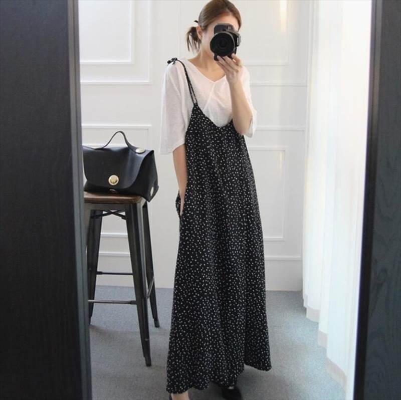 大人可愛いドット柄ワンピース！夏のおしゃれを楽しみながら、デートやお出かけもばっちり決まるアイテム。アンクル丈のAラインシルエットで、カジュアルにもきれいめにも着こなせます。メンズライクなスタイリングも、ガーリーなコーディネートも自由自在なアイテムです。色展開 ブラックサイズ S M L XLサイズ(cm)S /バスト 90 /着丈 114-132 /ヒップ 120M /バスト 92 /着丈 116-134 /ヒップ 124L /バスト 96 /着丈 118-136 /ヒップ 126XL /バスト 100 /着丈 120-138 /ヒップ 130 《商品について》 ※当ショップは海外からのノーブランド商品になります。 海外製品のため日本商品に比べ品質が劣る場合がございます。 糸のほつれ、多少の汚れやシミ、ファスナーが固い、デザインの若干の違いなどは不良品には該当しませんのでご了承ください。 お手持ちの携帯やPCの画面設定の影響により、実物と色味が異なって見える場合がございます。 ※当ショップはお客様より注文を確認した上でメーカーに発注しておりますので返品、交換は出来かねます。ご了承下さいませ。 《発送について》 お取り寄せ商品のため、ご入金確認後、お届けまでに「10-24日程度」のお時間がかかります。 通常よりもお時間がかかってしまう場合もございます。 欠品や商品の不具合などにより、商品をお届けすることができず、ご注文をキャンセルさせていただく場合もございますのでご了承ください。 ※当ショップの商品はお取り寄せ商品につき、入金確認後メーカーへ発注させて頂きます。 ※メーカーにて在庫切れの場合は、速やかに返金させて頂きます。 《返品についての特約に関する事項》 ご注文確定後、発注後のキャンセルやサイズなどの内容変更は承っておりません。 注文時によくご確認ください 商品に欠陥がある場合を除き、基本的には返品や交換には応じません。 最後までご覧くださり、ありがとうございました。 ワンピース ロング丈 アンクル丈 袖なし ノースリーブ Aライン かわいい 大人可愛い きれいめ カジュアル おしゃれ お洒落 メンズライク ガーリー ドット柄 夏 10代 20代 30代 デート お出かけ ファッション コーデ 楽ちん サイズ S M L XL ブラック