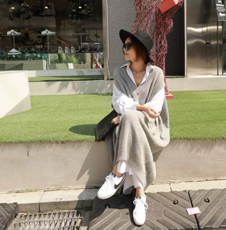 トップス シャツ 白シャツ ミディアム丈 袖あり 長袖 Vネック プルオーバー 綿 コットン きれいめ カジュアル 大人 上品 おしゃれ お洒落 かっこいい 大人女子 こなれ感 モダン 主役級 存在感 オールマッチ 爽やか 清涼感 無地 春 秋 ランチ カフェ 図書館 2代 3代