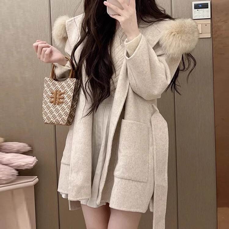 樂天商城 - レディース コート アウター 上着 ミディアム 長袖 フード オーバーサイズ フェミニン ベルト ウエストマーク ふわふわ ポケット 前開き フェイクファー かわいい 大人可愛い きれいめ シンプル カジュアル 上品 おしゃれ こなれ感 ガーリー エレガント 存在感