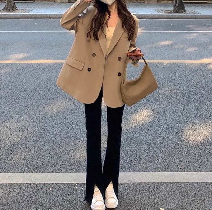 樂天商城 - オーバーサイズ ダブルボタン テーラードジャケット レディース トップス ジャケット アウター 上着 丈長 ミディアム 長袖 Vネック 襟付き ポケット 前開き ボタン かわいい 大人可愛い きれいめ シンプル カジュアル 上品 おしゃれ こなれ感 ルーズ 無地 春 秋 冬