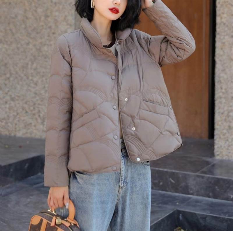 立ち襟 キルティング ダウンジャケット レディース トップス ジャケット アウター 上着 羽織 ミディアム 長袖 襟付き スタンドカラー ポケット 前開き ボタン かわいい 大人可愛い シンプル カジュアル おしゃれ こなれ感 ルーズ 無地 春 秋 冬 ママ 通勤 学生 学校