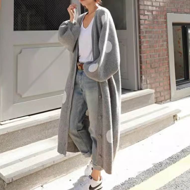 レディース ニット セーター カーディガン アウター 上着 ウール 羽織 前開き 長袖 萌袖 ワイド オーバーサイズ ふわふわ ふっくら 伸縮性 ボタン かわいい 大人可愛い きれいめ シンプル カジュアル 上品 おしゃれ かっこいい