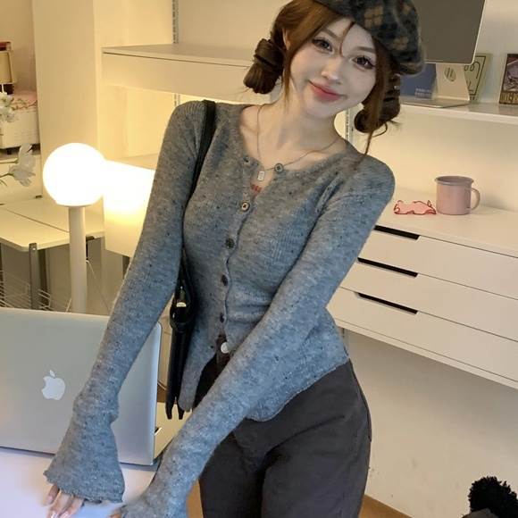 トップス カーディガン ニットカーディガン 長袖 前開き ボタン ミディアム丈 かわいい 大人可愛い きれいめ シンプル 上品 おしゃれ かっこいい カジュアル こなれ感 個性的 主役級 存在感 抜け感 秋 冬 ベーシック ナチュラル