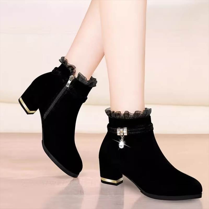 レディース ブーツ ショートブーツ 太ヒール ミドルヒール レース フリル 美脚 脚長 スウェード かわいい 大人可愛い きれいめ シンプル カジュアル 上品 おしゃれ レトロ ラブリー キュート ガーリー モード 主役級 存在感 こなれ感