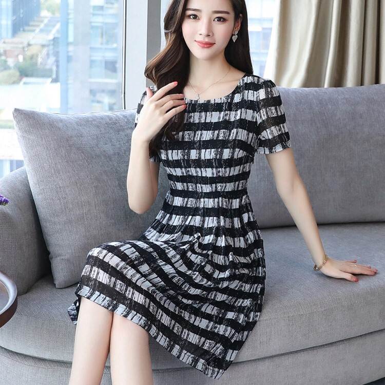 《商品について》オフィス・通勤コーデにおすすめです。シックなカラーで、落ち着いた綺麗め女子に仕上がります。カーデガン、ジャケットも合わせやすい。OFFの日にもショッピングやカフェなど、あらゆるお出かけシーンにマッチしますよ。【カラー】ブラック【サイズ(cm)】M /バスト 91 /着丈 97 /肩幅 37.5 /ウエスト 76 /袖丈 21.5L /バスト 96 /着丈 98 /肩幅 38.5 /ウエスト 81 /袖丈 22XL /バスト 101 /着丈 99 /肩幅 39.5 /ウエスト 86 /袖丈 22.52XL /バスト 106 /着丈 100 /肩幅 40.5 /ウエスト 91 /袖丈 233XL /バスト 111 /着丈 101 /肩幅 41.5 /ウエスト 96 /袖丈 23.54XL /バスト 116 /着丈 102 /肩幅 42.5 /ウエスト 101 /袖丈 24※1-3cmほどの誤差がある場合がございます。※当ショップは海外からのノーブランド商品になります。海外製品のため日本商品に比べ品質が劣る場合がございます。糸のほつれ、多少の汚れやシミ、ファスナーが固い、デザインの若干の違いなどは不良品には該当しませんのでご了承ください。お手持ちの携帯やPCの画面設定の影響により、実物と色味が異なって見える場合がございます。※当ショップはお客様より注文を確認した上でメーカーに発注しておりますので返品、交換は出来かねます。ご了承下さいませ。《発送について》お取り寄せ商品のため、ご入金確認後、お届けまでに「10-24日程度」のお時間がかかります。通常よりもお時間がかかってしまう場合もございます。欠品や商品の不具合などにより、商品をお届けすることができず、ご注文をキャンセルさせていただく場合もございますのでご了承ください。※当ショップの商品はお取り寄せ商品につき、入金確認後メーカーへ発注させて頂きます。※メーカーにて在庫切れの場合は、速やかに返金させて頂きます。《返品についての特約に関する事項》ご注文確定後、発注後のキャンセルやサイズなどの内容変更は承っておりません。注文時によくご確認ください商品に欠陥がある場合を除き、基本的には返品や交換には応じません。最後までご覧くださり、ありがとうございました。abc-1420 《商品について》 ※当ショップは海外からのノーブランド商品になります。 海外製品のため日本商品に比べ品質が劣る場合がございます。 糸のほつれ、多少の汚れやシミ、ファスナーが固い、デザインの若干の違いなどは不良品には該当しませんのでご了承ください。 お手持ちの携帯やPCの画面設定の影響により、実物と色味が異なって見える場合がございます。 ※当ショップはお客様より注文を確認した上でメーカーに発注しておりますので返品、交換は出来かねます。ご了承下さいませ。 《発送について》 お取り寄せ商品のため、ご入金確認後、お届けまでに「10-24日程度」のお時間がかかります。 通常よりもお時間がかかってしまう場合もございます。 欠品や商品の不具合などにより、商品をお届けすることができず、ご注文をキャンセルさせていただく場合もございますのでご了承ください。 ※当ショップの商品はお取り寄せ商品につき、入金確認後メーカーへ発注させて頂きます。 ※メーカーにて在庫切れの場合は、速やかに返金させて頂きます。 《返品についての特約に関する事項》 ご注文確定後、発注後のキャンセルやサイズなどの内容変更は承っておりません。 注文時によくご確認ください 商品に欠陥がある場合を除き、基本的には返品や交換には応じません。 最後までご覧くださり、ありがとうございました。 サイズ展開豊富 ワンピース Aラインワンピ 膝上 袖あり 半袖 スクエアネック Aライン ハイウエスト 薄手 大人可愛い きれいめ 上品 おしゃれ 大人女子 こなれ感 キュート クール エレガント 存在感 柄 ストライプ 春 夏 2021 20代 30代 40代 レディース ママ 通勤 デート お出かけ 女子会 休日 イベント ホテル レストラン 着回し 普段使い 重ね着 韓国系 ファッション モテ 体系カバー 美脚 インスタ映え サイズ M L XL 2XL 3XL 4XL 色展開 ブラック abc-1420