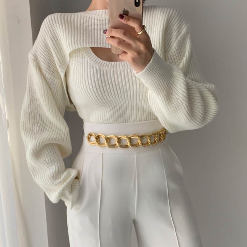 《商品について》ノースリーブのニットとショートニットのレイヤード2点セット。胸元が大胆にあいたデザインがオシャレ！女子力高めなニットは、デートや女子会におすすめです。色展開 ホワイト ブラックサイズ ワンサイズサイズ(cm)ワンサイズ /着丈 21 /バスト 54 /袖丈 55※当ショップは海外からのノーブランド商品になります。海外製品のため日本商品に比べ品質が劣る場合がございます。糸のほつれ、多少の汚れやシミ、ファスナーが固い、デザインの若干の違いなどは不良品には該当しませんのでご了承ください。お手持ちの携帯やPCの画面設定の影響により、実物と色味が異なって見える場合がございます。※当ショップはお客様より注文を確認した上でメーカーに発注しておりますので返品、交換は出来かねます。ご了承下さいませ。《発送について》お取り寄せ商品のため、ご入金確認後、お届けまでに「10-24日程度」のお時間がかかります。通常よりもお時間がかかってしまう場合もございます。欠品や商品の不具合などにより、商品をお届けすることができず、ご注文をキャンセルさせていただく場合もございますのでご了承ください。※当ショップの商品はお取り寄せ商品につき、入金確認後メーカーへ発注させて頂きます。※メーカーにて在庫切れの場合は、速やかに返金させて頂きます。《返品についての特約に関する事項》ご注文確定後、発注後のキャンセルやサイズなどの内容変更は承っておりません。注文時によくご確認ください商品に欠陥がある場合を除き、基本的には返品や交換には応じません。最後までご覧くださり、ありがとうございました。abc-1505 《商品について》 ※当ショップは海外からのノーブランド商品になります。 海外製品のため日本商品に比べ品質が劣る場合がございます。 糸のほつれ、多少の汚れやシミ、ファスナーが固い、デザインの若干の違いなどは不良品には該当しませんのでご了承ください。 お手持ちの携帯やPCの画面設定の影響により、実物と色味が異なって見える場合がございます。 ※当ショップはお客様より注文を確認した上でメーカーに発注しておりますので返品、交換は出来かねます。ご了承下さいませ。 《発送について》 お取り寄せ商品のため、ご入金確認後、お届けまでに「10-24日程度」のお時間がかかります。 通常よりもお時間がかかってしまう場合もございます。 欠品や商品の不具合などにより、商品をお届けすることができず、ご注文をキャンセルさせていただく場合もございますのでご了承ください。 ※当ショップの商品はお取り寄せ商品につき、入金確認後メーカーへ発注させて頂きます。 ※メーカーにて在庫切れの場合は、速やかに返金させて頂きます。 《返品についての特約に関する事項》 ご注文確定後、発注後のキャンセルやサイズなどの内容変更は承っておりません。 注文時によくご確認ください 商品に欠陥がある場合を除き、基本的には返品や交換には応じません。 最後までご覧くださり、ありがとうございました。 ニット トップス ニットソー ショート ショート丈 袖なし 袖あり ノースリーブ 長袖 ラウンドネック 2点セット ツーピース かわいい 大人可愛い きれいめ シンプル カジュアル 大人 上品 おしゃれ お洒落 レトロ エキゾチック 大人女子 こなれ感 キュート ガーリー 個性的 セクシー モダン 主役級 存在感 無地 春 秋 冬 10代 20代 30代 レディース 学生 通学 デート お出かけ 女子会 休日 着回し 普段使い 重ね着 韓国系 オルチャン 色展開 白 ホワイト 黒 ブラック abc-1505