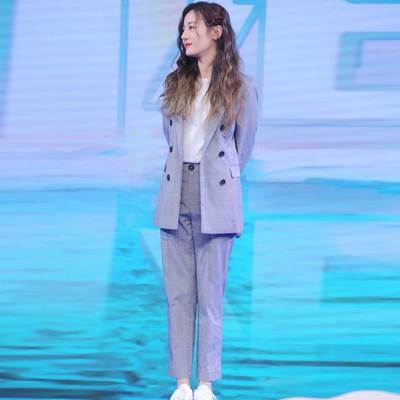 《商品について》格子柄がマニッシュでクールな大人カッコいい女性を演出してくれるセットアップ。ダブルボタンがおしゃれ！フォーマルシーンに欠かせないアイテムです！また入学式や卒業式、謝恩会にも大活躍なスタイリッシュデザインです。色展開 グレーサイズ XS S M L XL 2XLサイズ(cm)XS /肩幅 36 /バスト 84 /着丈 65 /袖丈 58S /肩幅 37 /バスト 88 /着丈 66 /袖丈 59M /肩幅 38 /バスト 92 /着丈 67 /袖丈 60L /肩幅 39 /バスト 96 /着丈 68 /袖丈 61XL /肩幅 40 /バスト 100 /着丈 69 /袖丈 62※当ショップは海外からのノーブランド商品になります。海外製品のため日本商品に比べ品質が劣る場合がございます。糸のほつれ、多少の汚れやシミ、ファスナーが固い、デザインの若干の違いなどは不良品には該当しませんのでご了承ください。お手持ちの携帯やPCの画面設定の影響により、実物と色味が異なって見える場合がございます。※当ショップはお客様より注文を確認した上でメーカーに発注しておりますので返品、交換は出来かねます。ご了承下さいませ。《発送について》お取り寄せ商品のため、ご入金確認後、お届けまでに「10-24日程度」のお時間がかかります。通常よりもお時間がかかってしまう場合もございます。欠品や商品の不具合などにより、商品をお届けすることができず、ご注文をキャンセルさせていただく場合もございますのでご了承ください。※当ショップの商品はお取り寄せ商品につき、入金確認後メーカーへ発注させて頂きます。※メーカーにて在庫切れの場合は、速やかに返金させて頂きます。《返品についての特約に関する事項》ご注文確定後、発注後のキャンセルやサイズなどの内容変更は承っておりません。注文時によくご確認ください商品に欠陥がある場合を除き、基本的には返品や交換には応じません。最後までご覧くださり、ありがとうございました。abc-1580 《商品について》 ※当ショップは海外からのノーブランド商品になります。 海外製品のため日本商品に比べ品質が劣る場合がございます。 糸のほつれ、多少の汚れやシミ、ファスナーが固い、デザインの若干の違いなどは不良品には該当しませんのでご了承ください。 お手持ちの携帯やPCの画面設定の影響により、実物と色味が異なって見える場合がございます。 ※当ショップはお客様より注文を確認した上でメーカーに発注しておりますので返品、交換は出来かねます。ご了承下さいませ。 《発送について》 お取り寄せ商品のため、ご入金確認後、お届けまでに「10-24日程度」のお時間がかかります。 通常よりもお時間がかかってしまう場合もございます。 欠品や商品の不具合などにより、商品をお届けすることができず、ご注文をキャンセルさせていただく場合もございますのでご了承ください。 ※当ショップの商品はお取り寄せ商品につき、入金確認後メーカーへ発注させて頂きます。 ※メーカーにて在庫切れの場合は、速やかに返金させて頂きます。 《返品についての特約に関する事項》 ご注文確定後、発注後のキャンセルやサイズなどの内容変更は承っておりません。 注文時によくご確認ください 商品に欠陥がある場合を除き、基本的には返品や交換には応じません。 最後までご覧くださり、ありがとうございました。 チェック柄セットアップ セットアップ ジャケット ストレートパンツ ロング ロング丈 袖あり 長袖 Vネック 襟付き ハイウエスト 前開き 上下セット 2点セット ツーピース かわいい 大人可愛い きれいめ シンプル カジュアル 大人 おしゃれ お洒落 レトロ 大人可愛い 大人女子 こなれ感 キュート ガーリー 主役級 存在感 抜け感 柄 チェック柄 格子柄 春 秋 10代 20代 30代 レディース OL 通勤 学生 通学 デート お出かけ 女子会 休日 着回し 普段使い 重ね着 サイズ XS S abc-1580