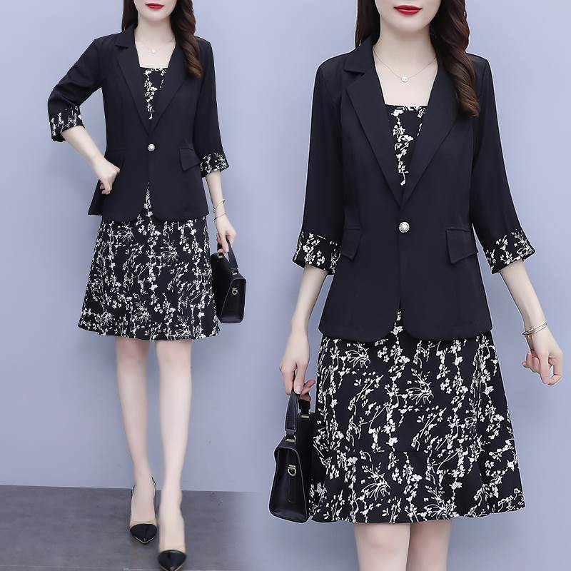ORIENTAL WINDのジャケット キャミワンピース セットアップ ジャケット フレアワンピース 膝丈 ひざ丈 袖あり 長袖 Vネック 襟付き フレア 前開き 2点セット ツーピース かわいい 大人可愛い きれいめ シンプル カジュアル 大人 上品 おしゃれ お洒落 大人可愛い 大人女子 こなれ感｜アングル2