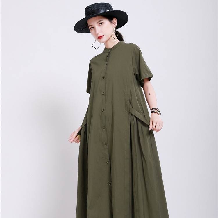 ボリュームのあるオーバーシルエットのシャツワンピース。透け感のない程よい厚さの生地感で大人カジュアルを演出。フロントボタンを開けて羽織りとしても活躍します。【カラー】グリーン　ブラック　カーキ【サイズ（cm）】ワンサイズ＜ワンサイズ＞着丈120/バスト94/肩幅37/袖丈21《商品について》※当ショップは海外からのノーブランド商品になります。海外製品のため日本商品に比べ品質が劣る場合がございます。糸のほつれ、多少の汚れやシミ、ファスナーが固い、デザインの若干の違いなどは不良品には該当しませんのでご了承ください。お手持ちの携帯やPCの画面設定の影響により、実物と色味が異なって見える場合がございます。※当ショップはお客様より注文を確認した上でメーカーに発注しておりますので返品、交換は出来かねます。ご了承下さいませ。《発送について》お取り寄せ商品のため、ご入金確認後、お届けまでに「10-24日程度」のお時間がかかります。通常よりもお時間がかかってしまう場合もございます。欠品や商品の不具合などにより、商品をお届けすることができず、ご注文をキャンセルさせていただく場合もございますのでご了承ください。※当ショップの商品はお取り寄せ商品につき、入金確認後メーカーへ発注させて頂きます。※メーカーにて在庫切れの場合は、速やかに返金させて頂きます。《返品についての特約に関する事項》ご注文確定後、発注後のキャンセルやサイズなどの内容変更は承っておりません。注文時によくご確認ください商品に欠陥がある場合を除き、基本的には返品や交換には応じません。最後までご覧くださり、ありがとうございました。OW11240 《商品について》 ※当ショップは海外からのノーブランド商品になります。 海外製品のため日本商品に比べ品質が劣る場合がございます。 糸のほつれ、多少の汚れやシミ、ファスナーが固い、デザインの若干の違いなどは不良品には該当しませんのでご了承ください。 お手持ちの携帯やPCの画面設定の影響により、実物と色味が異なって見える場合がございます。 ※当ショップはお客様より注文を確認した上でメーカーに発注しておりますので返品、交換は出来かねます。ご了承下さいませ。 《発送について》 お取り寄せ商品のため、ご入金確認後、お届けまでに「10-24日程度」のお時間がかかります。 通常よりもお時間がかかってしまう場合もございます。 欠品や商品の不具合などにより、商品をお届けすることができず、ご注文をキャンセルさせていただく場合もございますのでご了承ください。 ※当ショップの商品はお取り寄せ商品につき、入金確認後メーカーへ発注させて頂きます。 ※メーカーにて在庫切れの場合は、速やかに返金させて頂きます。 《返品についての特約に関する事項》 ご注文確定後、発注後のキャンセルやサイズなどの内容変更は承っておりません。 注文時によくご確認ください 商品に欠陥がある場合を除き、基本的には返品や交換には応じません。 最後までご覧くださり、ありがとうございました。 ワンピース レディース シャツワンピース 羽織り 膝下 ミモレ丈 袖あり 半袖 ドロップショルダー スタンドカラー ワイド 切り替えデザイン 前開き かわいい 大人可愛い シンプル カジュアル 大人 上品 お洒落 大人女子 こなれ感 ラフ ルーズ クール モード系 主役級 抜け感 無地 春 夏 20代 30代 40代 ママ 通勤 通学 デート お出かけ 女子会 休日 旅行 着回し 普段使い 重ね着 楽ちん 体系カバー 定番 トレンド インスタ映え ゆったり ゆる グリーン ブラック カーキ 大人カラー ow11240