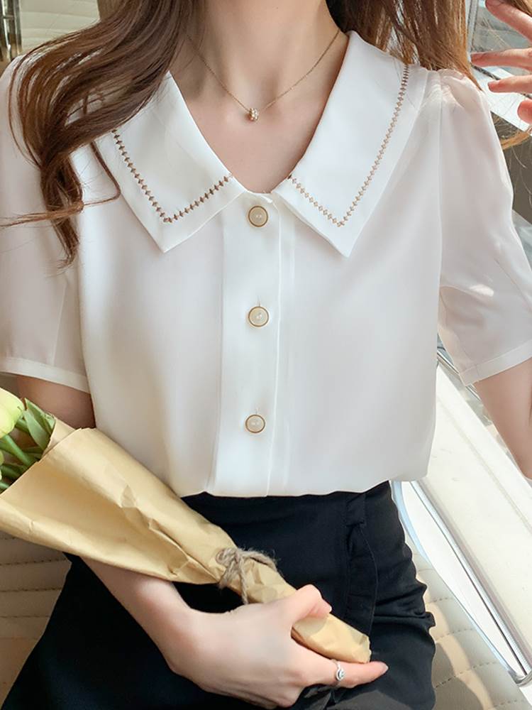 襟のデザインが可愛いシャツ。カジュアルにも綺麗めにも着用できる。色展開 ホワイトサイズ S M L XL 2XLサイズ(cm)S /着丈 56.7 /バスト 90 /肩幅 35M /着丈 58.2 /バスト 94 /肩幅 36L /着丈 59.7 /バスト 98 /肩幅 37XL /着丈 60.4 /バスト 102 /肩幅 382XL /着丈 61.1 /バスト 106 /肩幅 39《商品について》※当ショップは海外からのノーブランド商品になります。海外製品のため日本商品に比べ品質が劣る場合がございます。糸のほつれ、多少の汚れやシミ、ファスナーが固い、デザインの若干の違いなどは不良品には該当しませんのでご了承ください。お手持ちの携帯やPCの画面設定の影響により、実物と色味が異なって見える場合がございます。※当ショップはお客様より注文を確認した上でメーカーに発注しておりますので返品、交換は出来かねます。ご了承下さいませ。《発送について》お取り寄せ商品のため、ご入金確認後、お届けまでに「10-24日程度」のお時間がかかります。通常よりもお時間がかかってしまう場合もございます。欠品や商品の不具合などにより、商品をお届けすることができず、ご注文をキャンセルさせていただく場合もございますのでご了承ください。※当ショップの商品はお取り寄せ商品につき、入金確認後メーカーへ発注させて頂きます。※メーカーにて在庫切れの場合は、速やかに返金させて頂きます。《返品についての特約に関する事項》ご注文確定後、発注後のキャンセルやサイズなどの内容変更は承っておりません。注文時によくご確認ください商品に欠陥がある場合を除き、基本的には返品や交換には応じません。最後までご覧くださり、ありがとうございました。OW11620 《商品について》 ※当ショップは海外からのノーブランド商品になります。 海外製品のため日本商品に比べ品質が劣る場合がございます。 糸のほつれ、多少の汚れやシミ、ファスナーが固い、デザインの若干の違いなどは不良品には該当しませんのでご了承ください。 お手持ちの携帯やPCの画面設定の影響により、実物と色味が異なって見える場合がございます。 ※当ショップはお客様より注文を確認した上でメーカーに発注しておりますので返品、交換は出来かねます。ご了承下さいませ。 《発送について》 お取り寄せ商品のため、ご入金確認後、お届けまでに「10-24日程度」のお時間がかかります。 通常よりもお時間がかかってしまう場合もございます。 欠品や商品の不具合などにより、商品をお届けすることができず、ご注文をキャンセルさせていただく場合もございますのでご了承ください。 ※当ショップの商品はお取り寄せ商品につき、入金確認後メーカーへ発注させて頂きます。 ※メーカーにて在庫切れの場合は、速やかに返金させて頂きます。 《返品についての特約に関する事項》 ご注文確定後、発注後のキャンセルやサイズなどの内容変更は承っておりません。 注文時によくご確認ください 商品に欠陥がある場合を除き、基本的には返品や交換には応じません。 最後までご覧くださり、ありがとうございました。 トップス デート シャツ ブラウス カットソー かわいい 大人可愛い きれいめ シンプル カジュアル 大人 上品 おしゃれ お洒落 大人女子 主役級 存在感 お出かけ 女子会 休日 旅行 着回し ファッション コーデ スタイル モテ トレンド 流行 インスタ映え ow11620