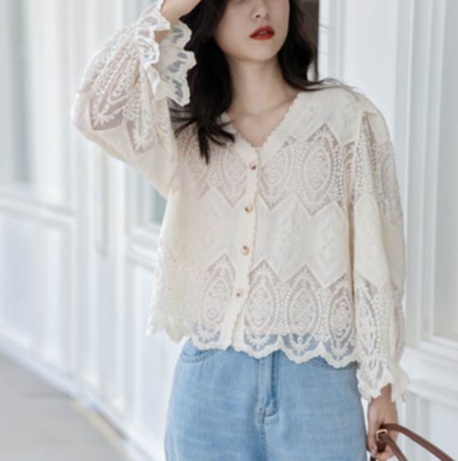 レースが可愛いトップス。Vネックでスッキリ着用。色展開 ホワイトサイズ Fサイズ(cm)F /着丈 50 /バスト 104 /肩幅 36《商品について》※当ショップは海外からのノーブランド商品になります。海外製品のため日本商品に比べ品質が劣る場合がございます。糸のほつれ、多少の汚れやシミ、ファスナーが固い、デザインの若干の違いなどは不良品には該当しませんのでご了承ください。お手持ちの携帯やPCの画面設定の影響により、実物と色味が異なって見える場合がございます。※当ショップはお客様より注文を確認した上でメーカーに発注しておりますので返品、交換は出来かねます。ご了承下さいませ。《発送について》お取り寄せ商品のため、ご入金確認後、お届けまでに「10-24日程度」のお時間がかかります。通常よりもお時間がかかってしまう場合もございます。欠品や商品の不具合などにより、商品をお届けすることができず、ご注文をキャンセルさせていただく場合もございますのでご了承ください。※当ショップの商品はお取り寄せ商品につき、入金確認後メーカーへ発注させて頂きます。※メーカーにて在庫切れの場合は、速やかに返金させて頂きます。《返品についての特約に関する事項》ご注文確定後、発注後のキャンセルやサイズなどの内容変更は承っておりません。注文時によくご確認ください商品に欠陥がある場合を除き、基本的には返品や交換には応じません。最後までご覧くださり、ありがとうございました。OW12005 《商品について》 ※当ショップは海外からのノーブランド商品になります。 海外製品のため日本商品に比べ品質が劣る場合がございます。 糸のほつれ、多少の汚れやシミ、ファスナーが固い、デザインの若干の違いなどは不良品には該当しませんのでご了承ください。 お手持ちの携帯やPCの画面設定の影響により、実物と色味が異なって見える場合がございます。 ※当ショップはお客様より注文を確認した上でメーカーに発注しておりますので返品、交換は出来かねます。ご了承下さいませ。 《発送について》 お取り寄せ商品のため、ご入金確認後、お届けまでに「10-24日程度」のお時間がかかります。 通常よりもお時間がかかってしまう場合もございます。 欠品や商品の不具合などにより、商品をお届けすることができず、ご注文をキャンセルさせていただく場合もございますのでご了承ください。 ※当ショップの商品はお取り寄せ商品につき、入金確認後メーカーへ発注させて頂きます。 ※メーカーにて在庫切れの場合は、速やかに返金させて頂きます。 《返品についての特約に関する事項》 ご注文確定後、発注後のキャンセルやサイズなどの内容変更は承っておりません。 注文時によくご確認ください 商品に欠陥がある場合を除き、基本的には返品や交換には応じません。 最後までご覧くださり、ありがとうございました。 トップス デート ブラウス カットソー かわいい 大人可愛い きれいめ シンプル カジュアル 大人 上品 おしゃれ お洒落 大人女子 主役級 存在感 お出かけ 女子会 休日 旅行 着回し ファッション コーデ スタイル モテ トレンド 流行 インスタ映え ow12005