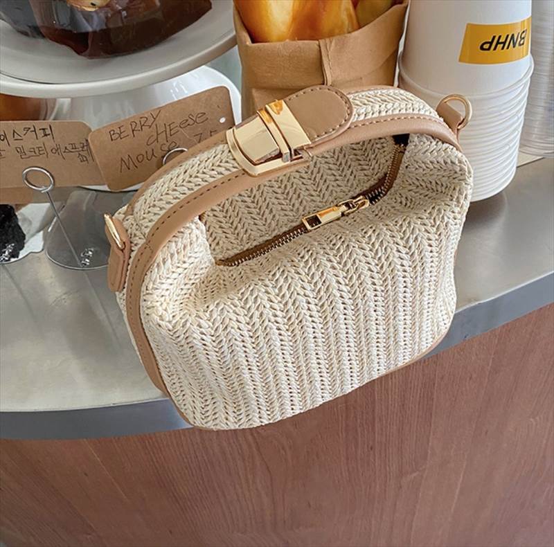 バッグ バック カバン かばん 鞄 bag レディースバッグ レディースバック かわいい 大人可愛い きれいめ シンプル カジュアル 大人 上品 おしゃれ お洒落 大人女子 個性的 主役級 存在感 OL 通勤 学生 通学 デート お出かけ 女子会 休日 旅行 トレンド 流行