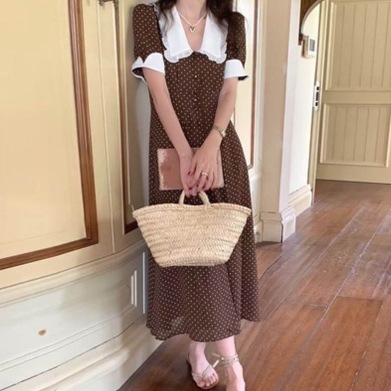 柄が特徴的なワンピース。可愛い雰囲気で着用できる。サイズ　　F《商品について》※当ショップは海外からのノーブランド商品になります。海外製品のため日本商品に比べ品質が劣る場合がございます。糸のほつれ、多少の汚れやシミ、ファスナーが固い、デザインの若干の違いなどは不良品には該当しませんのでご了承ください。お手持ちの携帯やPCの画面設定の影響により、実物と色味が異なって見える場合がございます。※当ショップはお客様より注文を確認した上でメーカーに発注しておりますので返品、交換は出来かねます。ご了承下さいませ。《発送について》お取り寄せ商品のため、ご入金確認後、お届けまでに「10-24日程度」のお時間がかかります。通常よりもお時間がかかってしまう場合もございます。欠品や商品の不具合などにより、商品をお届けすることができず、ご注文をキャンセルさせていただく場合もございますのでご了承ください。※当ショップの商品はお取り寄せ商品につき、入金確認後メーカーへ発注させて頂きます。※メーカーにて在庫切れの場合は、速やかに返金させて頂きます。《返品についての特約に関する事項》ご注文確定後、発注後のキャンセルやサイズなどの内容変更は承っておりません。注文時によくご確認ください商品に欠陥がある場合を除き、基本的には返品や交換には応じません。最後までご覧くださり、ありがとうございました。OW13123 《商品について》 ※当ショップは海外からのノーブランド商品になります。 海外製品のため日本商品に比べ品質が劣る場合がございます。 糸のほつれ、多少の汚れやシミ、ファスナーが固い、デザインの若干の違いなどは不良品には該当しませんのでご了承ください。 お手持ちの携帯やPCの画面設定の影響により、実物と色味が異なって見える場合がございます。 ※当ショップはお客様より注文を確認した上でメーカーに発注しておりますので返品、交換は出来かねます。ご了承下さいませ。 《発送について》 お取り寄せ商品のため、ご入金確認後、お届けまでに「10-24日程度」のお時間がかかります。 通常よりもお時間がかかってしまう場合もございます。 欠品や商品の不具合などにより、商品をお届けすることができず、ご注文をキャンセルさせていただく場合もございますのでご了承ください。 ※当ショップの商品はお取り寄せ商品につき、入金確認後メーカーへ発注させて頂きます。 ※メーカーにて在庫切れの場合は、速やかに返金させて頂きます。 《返品についての特約に関する事項》 ご注文確定後、発注後のキャンセルやサイズなどの内容変更は承っておりません。 注文時によくご確認ください 商品に欠陥がある場合を除き、基本的には返品や交換には応じません。 最後までご覧くださり、ありがとうございました。 ワンピース デート かわいい 大人可愛い きれいめ シンプル カジュアル 大人 上品 おしゃれ お洒落 大人女子 主役級 存在感 お出かけ 女子会 休日 旅行 着回し ファッション コーデ スタイル モテ トレンド 流行 インスタ映え ow13123