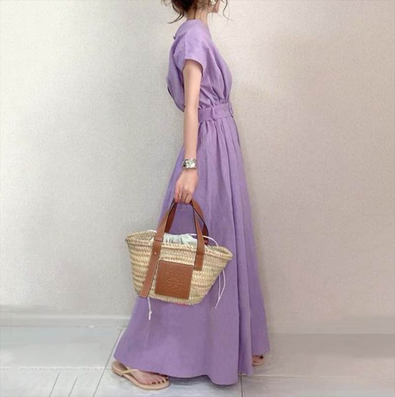 シンプルなデザインのワンピース。ハイウエストワンピース。色展開 パープル ブラックサイズ Fサイズ(cm)F /着丈 120 /バスト 102 /肩幅 69《商品について》※当ショップは海外からのノーブランド商品になります。海外製品のため日本商品に比べ品質が劣る場合がございます。糸のほつれ、多少の汚れやシミ、ファスナーが固い、デザインの若干の違いなどは不良品には該当しませんのでご了承ください。お手持ちの携帯やPCの画面設定の影響により、実物と色味が異なって見える場合がございます。※当ショップはお客様より注文を確認した上でメーカーに発注しておりますので返品、交換は出来かねます。ご了承下さいませ。《発送について》お取り寄せ商品のため、ご入金確認後、お届けまでに「10-24日程度」のお時間がかかります。通常よりもお時間がかかってしまう場合もございます。欠品や商品の不具合などにより、商品をお届けすることができず、ご注文をキャンセルさせていただく場合もございますのでご了承ください。※当ショップの商品はお取り寄せ商品につき、入金確認後メーカーへ発注させて頂きます。※メーカーにて在庫切れの場合は、速やかに返金させて頂きます。《返品についての特約に関する事項》ご注文確定後、発注後のキャンセルやサイズなどの内容変更は承っておりません。注文時によくご確認ください商品に欠陥がある場合を除き、基本的には返品や交換には応じません。最後までご覧くださり、ありがとうございました。OW13141 《商品について》 ※当ショップは海外からのノーブランド商品になります。 海外製品のため日本商品に比べ品質が劣る場合がございます。 糸のほつれ、多少の汚れやシミ、ファスナーが固い、デザインの若干の違いなどは不良品には該当しませんのでご了承ください。 お手持ちの携帯やPCの画面設定の影響により、実物と色味が異なって見える場合がございます。 ※当ショップはお客様より注文を確認した上でメーカーに発注しておりますので返品、交換は出来かねます。ご了承下さいませ。 《発送について》 お取り寄せ商品のため、ご入金確認後、お届けまでに「10-24日程度」のお時間がかかります。 通常よりもお時間がかかってしまう場合もございます。 欠品や商品の不具合などにより、商品をお届けすることができず、ご注文をキャンセルさせていただく場合もございますのでご了承ください。 ※当ショップの商品はお取り寄せ商品につき、入金確認後メーカーへ発注させて頂きます。 ※メーカーにて在庫切れの場合は、速やかに返金させて頂きます。 《返品についての特約に関する事項》 ご注文確定後、発注後のキャンセルやサイズなどの内容変更は承っておりません。 注文時によくご確認ください 商品に欠陥がある場合を除き、基本的には返品や交換には応じません。 最後までご覧くださり、ありがとうございました。 ワンピース デート かわいい 大人可愛い きれいめ シンプル カジュアル 大人 上品 おしゃれ お洒落 大人女子 主役級 存在感 お出かけ 女子会 休日 旅行 着回し ファッション コーデ スタイル モテ トレンド 流行 インスタ映え ow13141