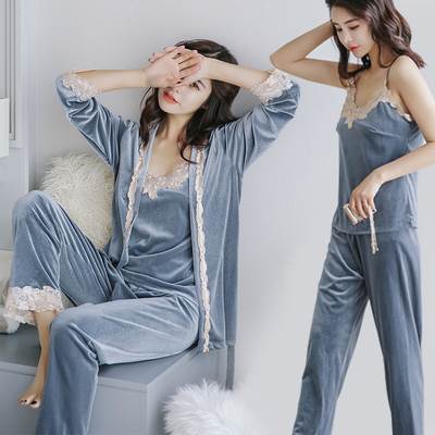 ルームウェアの3点セットで、くつろぎの時間をさらに快適に過ごしちゃいましょう。袖ありの長袖トップスは、レースデザインが可愛くて大人っぽく、前開きなので着脱も楽々。ベロアのパンツは、温かさもバッチリキープ。リラックス感をキープしつつも、カジュアルな着こなしにもぴったり。色展開 グレー ネイビー ワインレッド ピンクサイズ M L XLサイズ(cm)M /ウェスト 88〜106 /バスト 54〜106 /ヒップ 110〜130 /肩幅 45 /袖丈 50 /着丈 57 /ズボン丈 89 /上着丈 73L /ウェスト 90〜110 /バスト 56〜110 /ヒップ 112〜134 /肩幅 46 /袖丈 51 /着丈 58 /ズボン丈 90 /上着丈 74XL /ウェスト 92〜114 /バスト 58〜114 /ヒップ 114〜138 /肩幅 47 /袖丈 52 /着丈 59 /ズボン丈 91 /上着丈 75《商品について》※当ショップは海外からのノーブランド商品になります。海外製品のため日本商品に比べ品質が劣る場合がございます。糸のほつれ、多少の汚れやシミ、ファスナーが固い、デザインの若干の違いなどは不良品には該当しませんのでご了承ください。お手持ちの携帯やPCの画面設定の影響により、実物と色味が異なって見える場合がございます。※当ショップはお客様より注文を確認した上でメーカーに発注しておりますので返品、交換は出来かねます。ご了承下さいませ。《発送について》お取り寄せ商品のため、ご入金確認後、お届けまでに「10-24日程度」のお時間がかかります。通常よりもお時間がかかってしまう場合もございます。欠品や商品の不具合などにより、商品をお届けすることができず、ご注文をキャンセルさせていただく場合もございますのでご了承ください。※当ショップの商品はお取り寄せ商品につき、入金確認後メーカーへ発注させて頂きます。※メーカーにて在庫切れの場合は、速やかに返金させて頂きます。《返品についての特約に関する事項》ご注文確定後、発注後のキャンセルやサイズなどの内容変更は承っておりません。注文時によくご確認ください商品に欠陥がある場合を除き、基本的には返品や交換には応じません。最後までご覧くださり、ありがとうございました。OW13799 《商品について》 ※当ショップは海外からのノーブランド商品になります。 海外製品のため日本商品に比べ品質が劣る場合がございます。 糸のほつれ、多少の汚れやシミ、ファスナーが固い、デザインの若干の違いなどは不良品には該当しませんのでご了承ください。 お手持ちの携帯やPCの画面設定の影響により、実物と色味が異なって見える場合がございます。 ※当ショップはお客様より注文を確認した上でメーカーに発注しておりますので返品、交換は出来かねます。ご了承下さいませ。 《発送について》 お取り寄せ商品のため、ご入金確認後、お届けまでに「10-24日程度」のお時間がかかります。 通常よりもお時間がかかってしまう場合もございます。 欠品や商品の不具合などにより、商品をお届けすることができず、ご注文をキャンセルさせていただく場合もございますのでご了承ください。 ※当ショップの商品はお取り寄せ商品につき、入金確認後メーカーへ発注させて頂きます。 ※メーカーにて在庫切れの場合は、速やかに返金させて頂きます。 《返品についての特約に関する事項》 ご注文確定後、発注後のキャンセルやサイズなどの内容変更は承っておりません。 注文時によくご確認ください 商品に欠陥がある場合を除き、基本的には返品や交換には応じません。 最後までご覧くださり、ありがとうございました。 ルームウェア パジャマ 部屋着 寝巻き ナイトウェア 袖あり 長袖 レース 前開き ベロア 3点セット スリーピース かわいい 大人可愛い きれいめ シンプル カジュアル 大人 上品 おしゃれ お洒落 大人女子 セクシー とろみ感 無地 秋 冬 20代 30代 40代 50代 レディース 女性用 ママ デート お泊まり 休日 リゾート 旅行 ホテル 韓国 韓国系 オルチャン ファッション コーデ スタイル 楽ちん 暖かい モテ 体系カバー 新作 定番 トレンド 流行 インスタ映え サイズ M L XL ゆ ow13799