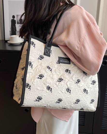 可愛いバッグ 使いやすいバッグ 使いやすいレディースバッグ ショルダーバッグ 大人可愛い トートバッグ バック カバン 可愛い 通勤バッグ 通勤バック 便利 使いやすい 柔らかい 四角 ファスナー ポケット かわいい シンプル カジュアル