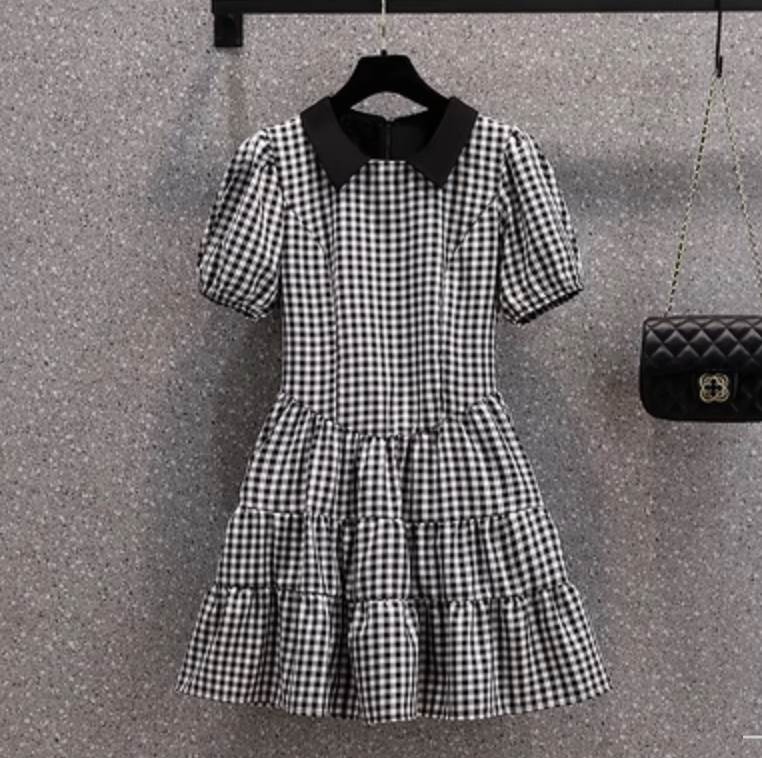 個性的なデザインのレトロワンピース。半袖で、かわいらしいシルエットが特徴です。これ一枚でおしゃれなコーディネートが完成する大人可愛いアイテムです。デートやイベント、旅行など様々なシーンで活躍します。色展開 ブラックサイズ M L XL 2XL 3XL 4XLサイズ(cm)M /着丈 80 /バスト 82 /肩幅 40 /袖丈 23L /着丈 81 /バスト 86 /肩幅 41 /袖丈 24XL /着丈 82 /バスト 90 /肩幅 42 /袖丈 252XL /着丈 83 /バスト 94 /肩幅 43 /袖丈 263XL /着丈 84 /バスト 98 /肩幅 44 /袖丈 274XL /着丈 85 /バスト 102 /肩幅 45 /袖丈 28《商品について》※当ショップは海外からのノーブランド商品になります。海外製品のため日本商品に比べ品質が劣る場合がございます。糸のほつれ、多少の汚れやシミ、ファスナーが固い、デザインの若干の違いなどは不良品には該当しませんのでご了承ください。お手持ちの携帯やPCの画面設定の影響により、実物と色味が異なって見える場合がございます。※当ショップはお客様より注文を確認した上でメーカーに発注しておりますので返品、交換は出来かねます。ご了承下さいませ。《発送について》お取り寄せ商品のため、ご入金確認後、お届けまでに「10-24日程度」のお時間がかかります。通常よりもお時間がかかってしまう場合もございます。欠品や商品の不具合などにより、商品をお届けすることができず、ご注文をキャンセルさせていただく場合もございますのでご了承ください。※当ショップの商品はお取り寄せ商品につき、入金確認後メーカーへ発注させて頂きます。※メーカーにて在庫切れの場合は、速やかに返金させて頂きます。《返品についての特約に関する事項》ご注文確定後、発注後のキャンセルやサイズなどの内容変更は承っておりません。注文時によくご確認ください商品に欠陥がある場合を除き、基本的には返品や交換には応じません。最後までご覧くださり、ありがとうございました。OW15114 《商品について》 ※当ショップは海外からのノーブランド商品になります。 海外製品のため日本商品に比べ品質が劣る場合がございます。 糸のほつれ、多少の汚れやシミ、ファスナーが固い、デザインの若干の違いなどは不良品には該当しませんのでご了承ください。 お手持ちの携帯やPCの画面設定の影響により、実物と色味が異なって見える場合がございます。 ※当ショップはお客様より注文を確認した上でメーカーに発注しておりますので返品、交換は出来かねます。ご了承下さいませ。 《発送について》 お取り寄せ商品のため、ご入金確認後、お届けまでに「10-24日程度」のお時間がかかります。 通常よりもお時間がかかってしまう場合もございます。 欠品や商品の不具合などにより、商品をお届けすることができず、ご注文をキャンセルさせていただく場合もございますのでご了承ください。 ※当ショップの商品はお取り寄せ商品につき、入金確認後メーカーへ発注させて頂きます。 ※メーカーにて在庫切れの場合は、速やかに返金させて頂きます。 《返品についての特約に関する事項》 ご注文確定後、発注後のキャンセルやサイズなどの内容変更は承っておりません。 注文時によくご確認ください 商品に欠陥がある場合を除き、基本的には返品や交換には応じません。 最後までご覧くださり、ありがとうございました。 送料無料 レディース ワンピース ショート 半袖 フレア パフスリーブ ティアード 大人可愛い ガーリー ラブリー おしゃれ レトロ こなれ感 ラフ 個性的 クール フェミニン エレガント 主役級 存在感 ギンガムチェック キュート お出かけ お呼ばれ 送料無料 ow15114