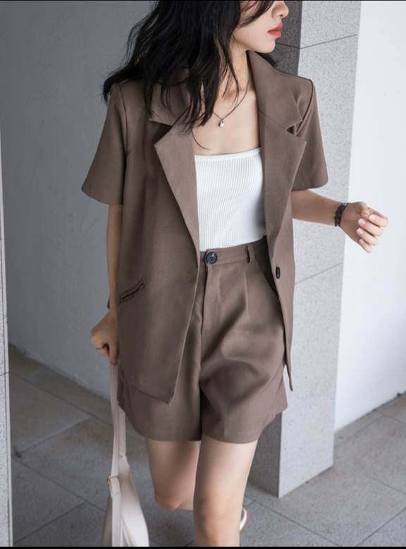 レディース ジャケット パンツ ボトムス スーツ セットアップ 上着 前開き ショートパンツ 半袖 襟付き ストレート ポケット ハイウエスト ポリエステル きれいめ シンプル 上品 おしゃれ かっこいい こなれ感 クール 都会的 無地 春 夏 お出かけ 休日 ショッピング