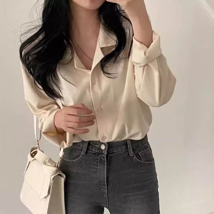 おしゃれな大人の女性にぴったりなアイテム、トップスシャツが入荷しました。Vネックに襟付き、ゆったりとしたシルエットで、コーデュロイ素材が上品な雰囲気を演出します。様々なコーディネートに合わせやすいデザインです。オフィスやデート、お出かけにも...