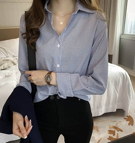 襟付きのポロカラーが大人可愛い印象を演出してくれる長袖シャツ。シンプルでありながらも、細身のシルエットと前開きのボタンデザインが、きれいめからカジュアルまで様々なスタイルにマッチします。薄手の素材感で、春から秋までの季節にぴったりなアイテムです。大人女子にぴったりな大人上品な雰囲気を醸し出し、お洒落でかっこいい印象を与えます。レトロでモード系のデザインが特徴で、存在感や主役級の輝きを放つアイテムです。色展開 ブルー グレー ブラックサイズ M L XL 2XL 3XL 4XLサイズ(cm)M /着丈 63-67 /バスト 90 /肩幅 38 /袖丈 62L /着丈 64-68 /バスト 96 /肩幅 39.5 /袖丈 63XL /着丈 65-69 /バスト 102 /肩幅 41 /袖丈 642XL /着丈 66-70 /バスト 108 /肩幅 42.5 /袖丈 653XL /着丈 67-71 /バスト 114 /肩幅 44 /袖丈 664XL /着丈 68-72 /バスト 120 /肩幅 45.5 /袖丈 67《商品について》※当ショップは海外からのノーブランド商品になります。海外製品のため日本商品に比べ品質が劣る場合がございます。糸のほつれ、多少の汚れやシミ、ファスナーが固い、デザインの若干の違いなどは不良品には該当しませんのでご了承ください。お手持ちの携帯やPCの画面設定の影響により、実物と色味が異なって見える場合がございます。※当ショップはお客様より注文を確認した上でメーカーに発注しておりますので返品、交換は出来かねます。ご了承下さいませ。《発送について》お取り寄せ商品のため、ご入金確認後、お届けまでに「10-24日程度」のお時間がかかります。通常よりもお時間がかかってしまう場合もございます。欠品や商品の不具合などにより、商品をお届けすることができず、ご注文をキャンセルさせていただく場合もございますのでご了承ください。※当ショップの商品はお取り寄せ商品につき、入金確認後メーカーへ発注させて頂きます。※メーカーにて在庫切れの場合は、速やかに返金させて頂きます。《返品についての特約に関する事項》ご注文確定後、発注後のキャンセルやサイズなどの内容変更は承っておりません。注文時によくご確認ください商品に欠陥がある場合を除き、基本的には返品や交換には応じません。最後までご覧くださり、ありがとうございました。OW16848 《商品について》 ※当ショップは海外からのノーブランド商品になります。 海外製品のため日本商品に比べ品質が劣る場合がございます。 糸のほつれ、多少の汚れやシミ、ファスナーが固い、デザインの若干の違いなどは不良品には該当しませんのでご了承ください。 お手持ちの携帯やPCの画面設定の影響により、実物と色味が異なって見える場合がございます。 ※当ショップはお客様より注文を確認した上でメーカーに発注しておりますので返品、交換は出来かねます。ご了承下さいませ。 《発送について》 お取り寄せ商品のため、ご入金確認後、お届けまでに「10-24日程度」のお時間がかかります。 通常よりもお時間がかかってしまう場合もございます。 欠品や商品の不具合などにより、商品をお届けすることができず、ご注文をキャンセルさせていただく場合もございますのでご了承ください。 ※当ショップの商品はお取り寄せ商品につき、入金確認後メーカーへ発注させて頂きます。 ※メーカーにて在庫切れの場合は、速やかに返金させて頂きます。 《返品についての特約に関する事項》 ご注文確定後、発注後のキャンセルやサイズなどの内容変更は承っておりません。 注文時によくご確認ください 商品に欠陥がある場合を除き、基本的には返品や交換には応じません。 最後までご覧くださり、ありがとうございました。 レディース トップス シャツ 袖あり 長袖 襟付き ポロカラー スリム 細身 前開き ボタン 薄手 大人可愛い きれいめ シンプル カジュアル 大人 上品 お洒落 かっこいい レトロ 大人女子 こなれ感 ラフ クール モード系 エレガント モダン 主役級 存在感 とろみ感 抜け感 ストライプ 春 秋 20代 30代 40代 OL 通勤 デート お出かけ 女子会 お泊まり 休日 ショッピング 普段使い 韓国 韓国系 オルチャン トレンド 流行 M L XL 2XL 3XL 4XL ブラック グレー ブルー ow16848