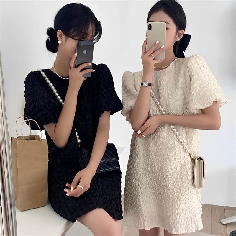 かわいくてガーリーな雰囲気が漂うポップコーンワンピースです。膝上丈でバルーン袖のデザインは、女性らしい可愛さを引き立てます。上品さと華奢さを兼ね備えたストレートなシルエットでスッキリとした印象に仕上げました。オフィスやイベント、ショッピングやカフェ、コンパなど様々なシーンで活躍すること間違いありません。カラーバリエは2色、お好みのスタイリングを楽しんでいただけます。ゆったりとした着心地で、体型カバーも叶います。おしゃれを楽しみながらエレガントな女性像を表現してみませんかーーーーーーーーーーーーーーーーーーーーーーーーーーーー＜カラー＞　2色ございますブラックアイボリー＜サイズ＞　Onesize着丈78cm / 肩幅32cm / バスト90cm / 袖26cmーーーーーーーーーーーーーーーーーーーーーーーーーーーー? 購入前購読事項 ?必ずお読みの上ご購入をお願い致します。商品は海外からのお取り寄せ品です。お届けまで7日〜1ヶ月前後お時間をいただきます。※稀に発注元での製作遅延や国際運輸に遅延が生じ、上記の納期よりお時間がかかることもございます。 その場合大変は恐縮ですがご猶予を賜りますよう、お願い致します。万が一、発注元で入荷待ち(再製作中)の場合は1ヶ月前後お時間をいただきます。時期や通関審査によっては1ヶ月以上かかる場合もございます。 予めご了承ください 。また、稀に注文が重なり在庫切れ(再製作なし)となる場合もございます。 そのような場合はすぐに返金手続きをとらせていただきますのでご安心下さい。お取引の流れ 御入金確定後に商品確保→検品・梱包→お客様へ発送→ お手元に商品が到着するまで1週間〜1ヶ月程度、最大2ヶ月お時間をいただきます。お急ぎの場合、確実に間に合わせたい予定のある場合に関してはご期待に添えない場合がございますので、上記納期にご了承のうえ購入をお願いします。◆写真と実物では多少お色が異なって見えることもございます。ご了承ください。◆イメージ違い・サイズ違いによる返品交換不可 ・輸入品に関しては商品により縫製などが国内製品と比べ劣る場合もございます。◆サイズ詳細に関しましても上記の都合や、測定の仕方により若干の誤差が生じることがございます。予めご了承ください。◆輸入の際に、小さな傷・汚れや外箱の破損が生じることがありますが、これらはメーカー側でも返品の対象とならない為、返品・交換はお断りさせていただきます。◆ご注文確定後のキャンセルはお受け致しませんので、ご了承下さい。海外発注のため、返品・交換はご遠慮願います。 初期不良品に関しましては購入前購読事項をご確認の上、メールにてご連絡くださいますようお願い申し上げます。その他、不明点などありましたらお気軽にお問い合わせください。 《商品について》 ※当ショップは海外からのノーブランド商品になります。 海外製品のため日本商品に比べ品質が劣る場合がございます。 糸のほつれ、多少の汚れやシミ、ファスナーが固い、デザインの若干の違いなどは不良品には該当しませんのでご了承ください。 お手持ちの携帯やPCの画面設定の影響により、実物と色味が異なって見える場合がございます。 ※当ショップはお客様より注文を確認した上でメーカーに発注しておりますので返品、交換は出来かねます。ご了承下さいませ。 《発送について》 お取り寄せ商品のため、ご入金確認後、お届けまでに「10-24日程度」のお時間がかかります。 通常よりもお時間がかかってしまう場合もございます。 欠品や商品の不具合などにより、商品をお届けすることができず、ご注文をキャンセルさせていただく場合もございますのでご了承ください。 ※当ショップの商品はお取り寄せ商品につき、入金確認後メーカーへ発注させて頂きます。 ※メーカーにて在庫切れの場合は、速やかに返金させて頂きます。 《返品についての特約に関する事項》 ご注文確定後、発注後のキャンセルやサイズなどの内容変更は承っておりません。 注文時によくご確認ください 商品に欠陥がある場合を除き、基本的には返品や交換には応じません。 最後までご覧くださり、ありがとうございました。 ポップコーンワンピース popcorn onepiece/2color レディース 膝上 バルーン袖 ラウンドネック ノーカラー ストレート かわいい ガーリー エレガント 夏 秋 オフィス イベント ショッピング コンパ カフェ コーデ ゆったり モノトーン cn0510