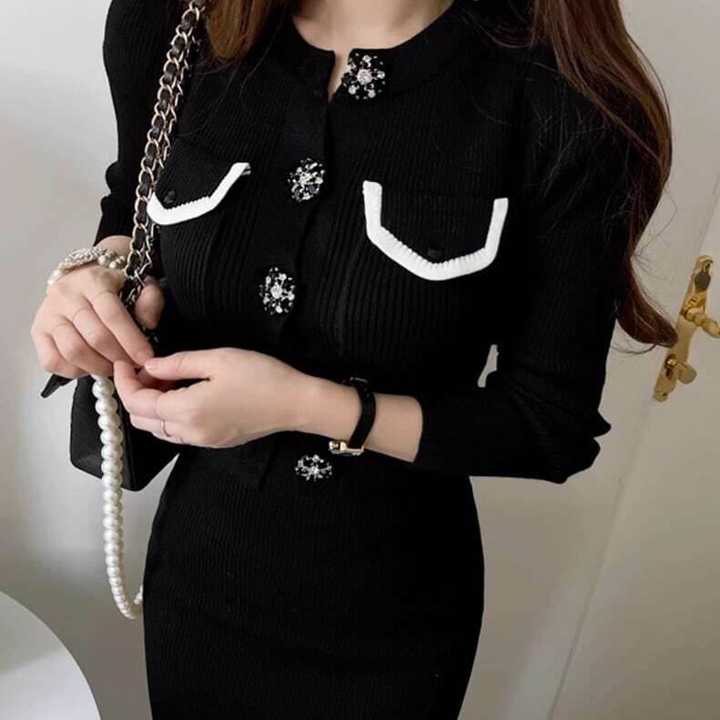 甘すぎず、大人っぽい上品さが魅力のビジューボタンセットアップ。シンプルながらも華やかなビジューボタンがアクセントになったセットアップ。トップスはVネックで、女性らしいデコルテを美しく引き立てます。また、フレアシルエットのスカートはふんわりと広がり、女性らしさを演出。さまざまな場面で活躍してくれるアイテム。デートやお出かけ、お嬢様コーデにもぴったりです。また、上品なデザインなので、ホテルやカフェなどの特別な場所でも大人っぽい印象を与えます。これからの季節にぴったりな、涼しげなカラーバリエーションも魅力。夏には爽やかな明るいカラー、秋には落ち着いた深みのあるカラーをお選びいただけます。大人の女性にふさわしい高見えアイテム、ぜひお試しください♪【サイズ】ワンサイズトップス着丈:45cm 胸囲:75cm 袖丈:58cm 肩幅:33cmボトムススカート丈:69cm ウエスト:64cm【カラー】ブラック♪ご注意♪必ず購入前購読事項をお読みの上ご購入をお願い致します。 こちらの商品は海外からのお取り寄せ品です。 お届けまで7日〜1ヶ月前後お時間をいただきます。 ※稀に発注元での製作遅延や国際運輸に遅延が生じ、上記の納期よりお時間がかかることもございます。 その場合大変は恐縮ですがご猶予を賜りますよう、お願い致します。 万が一、発注元で入荷待ち(再製作中)の場合は1ヶ月前後お時間をいただきます。 時期や通関審査によっては1ヶ月以上かかる場合もございます。 予めご了承ください 。 -------------------- また、稀に注文が重なり在庫切れ(再製作なし)となる場合もございます。 そのような場合はすぐに返金手続きをとらせていただきますのでご安心下さい。 お取引の流れ 御入金確定後に商品確保→検品・梱包→お客様へ発送　 お手元に商品が到着するまで1週間〜1ヶ月程度、最大2ヶ月お時間をいただきます。 お急ぎの場合、確実に間に合わせたい予定のある場合に関してはご期待に添えない場合がございますので、上記納期にご了承のうえ購入をお願いします。 ・写真と実物では多少お色が異なって見えることもございます。ご了承ください。 ・イメージ違い・サイズ違いによる返品交換不可 ・輸入品に関しては商品により縫製などが国内製品と比べ劣る場合もございます。 ・サイズ詳細に関しましても上記の都合や、測定の仕方により若干の誤差が生じることがございます。予めご了承ください。 ・輸入の際に、小さな傷・汚れや外箱の破損が生じることがありますが、これらはメーカー側でも返品の対象とならない為、返品・交換はお断りさせていただきます。 ・ご注文確定後のキャンセルはお受け致しませんので、ご了承下さい。 海外発注のため、返品・交換はご遠慮願います。 初期不良品に関しましては購入前購読事項をご確認の上、メールにてご連絡くださいますようお願い申し上げます。 その他、不明点などありましたらお気軽にお問い合わせください。 《商品について》 ※当ショップは海外からのノーブランド商品になります。 海外製品のため日本商品に比べ品質が劣る場合がございます。 糸のほつれ、多少の汚れやシミ、ファスナーが固い、デザインの若干の違いなどは不良品には該当しませんのでご了承ください。 お手持ちの携帯やPCの画面設定の影響により、実物と色味が異なって見える場合がございます。 ※当ショップはお客様より注文を確認した上でメーカーに発注しておりますので返品、交換は出来かねます。ご了承下さいませ。 《発送について》 お取り寄せ商品のため、ご入金確認後、お届けまでに「10-24日程度」のお時間がかかります。 通常よりもお時間がかかってしまう場合もございます。 欠品や商品の不具合などにより、商品をお届けすることができず、ご注文をキャンセルさせていただく場合もございますのでご了承ください。 ※当ショップの商品はお取り寄せ商品につき、入金確認後メーカーへ発注させて頂きます。 ※メーカーにて在庫切れの場合は、速やかに返金させて頂きます。 《返品についての特約に関する事項》 ご注文確定後、発注後のキャンセルやサイズなどの内容変更は承っておりません。 注文時によくご確認ください 商品に欠陥がある場合を除き、基本的には返品や交換には応じません。 最後までご覧くださり、ありがとうございました。 ビジューボタンセットアップ 高見え 高級感 上品 大人っぽい おしゃれ デート お出かけ お嬢様コーデ ショッピング ホテル カフェ 夏 春 秋 cn0525