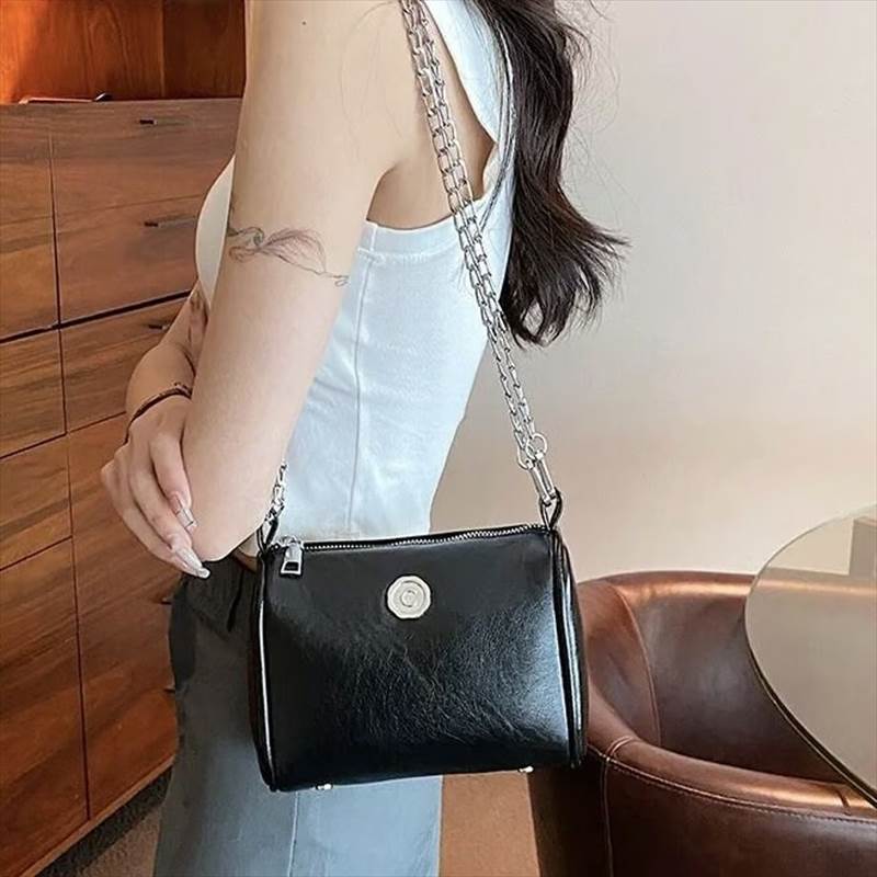 メタルデザイン レザーチェーンバッグ 3色展開 レディース かわいい 大人可愛い きれいめ カジュアル 上品 おしゃれ こなれ感 エレガント ベーシック ビジネス OL 通勤 学生 学校 デート お泊まり パーティー 女子会 コーデ 楽ちん