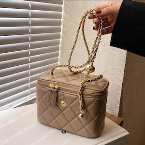 キルティングラウンドショルダーバッグ かわいい 大人可愛い きれいめ シンプル 上品 おしゃれ エキゾチック 個性的 エレガント 存在感 学生風 オフィス OL 通勤 学生 学校 部活 デート お泊まり 休日 ホテル