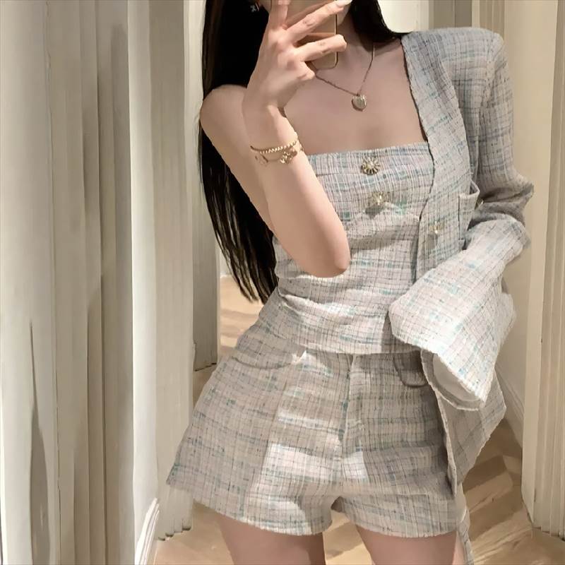 スタイリッシュなチェック柄のワントーンセットアップです。ジャケット、チューブトップ、ショートパンツの3点セットで、おしゃれなコーディネートが簡単に完成します。ジャケットとショートパンツは、上品でエレガントな雰囲気を演出。チューブトップは襟なしなので、女性らしい華やかさを引き立てます。チューブトップを単品で使うこともできます。大人可愛いカレッジ風スタイルから、フォーマルな場面まで幅広く活躍してくれるアイテムです。ーーーーーーーーーーーーーーーーーーーーーーーーーーーー＜カラー＞Onecolor＜サイズ＞　S・M・L＝ジャケット＝Sサイズ：着丈 68cm　バスト 100cmMサイズ：着丈 69cm　バスト 104cmLサイズ：着丈 70cm　バスト 108cm＝チューブトップ＝Sサイズ：着丈 28cm　バスト 76cmMサイズ：着丈 29cm　バスト 80cmLサイズ：着丈 30cm　バスト 84cm＝ショートパンツ＝Sサイズ：着丈 31cm　ウェスト 64cmMサイズ：着丈 32cm　ウェスト 68cmLサイズ：着丈 33cm　ウェスト 72cm＜素　材＞ポリエステル　他＜その他＞スタンダードシルエット伸縮性アリーーーーーーーーーーーーーーーーーーーーーーーーーーーー? 購入前購読事項 ?必ずお読みの上ご購入をお願い致します。商品は海外からのお取り寄せ品です。お届けまで7日〜1ヶ月前後お時間をいただきます。※稀に発注元での製作遅延や国際運輸に遅延が生じ、上記の納期よりお時間がかかることもございます。その場合大変は恐縮ですがご猶予を賜りますよう、お願い致します。万が一、発注元で入荷待ち(再製作中)の場合は1ヶ月前後お時間をいただきます。時期や通関審査によっては1ヶ月以上かかる場合もございます。 予めご了承ください 。※また、稀に注文が重なり在庫切れ(再製作なし)となる場合もございます。そのような場合はすぐに返金手続きをとらせていただきますのでご安心下さい。お取引の流れ 御入金確定後に「商品確保→検品・梱包→お客様へ発送→ お手元に商品が到着」まで1週間〜1ヶ月程度、最大2ヶ月お時間をいただきます。お急ぎの場合、確実に間に合わせたい予定のある場合に関してはご期待に添えない場合がございますので、上記納期にご了承のうえ購入をお願いします。・写真と実物では多少お色が異なって見えることもございます。ご了承ください。・イメージ違い・サイズ違いによる返品交換は不可です。・輸入品に関しては商品により縫製などが国内製品と比べ劣る場合もございます。・サイズに関しましても上記の都合や、測定の仕方により若干の誤差が生じることがございます。予めご了承ください。・輸入の際に、小さな傷・汚れや外箱の破損が生じることがあります。これらはメーカー側でも返品の対象とならない為、返品・交換はお断りさせていただきます。・ご注文確定後のキャンセルはお受け致しませんので、ご了承下さい。・海外発注のため、返品・交換はご遠慮願います。・初期不良品に関しましては購入前購読事項をご確認の上メールにてご連絡くださいますようお願い申し上げます。 《商品について》 ※当ショップは海外からのノーブランド商品になります。 海外製品のため日本商品に比べ品質が劣る場合がございます。 糸のほつれ、多少の汚れやシミ、ファスナーが固い、デザインの若干の違いなどは不良品には該当しませんのでご了承ください。 お手持ちの携帯やPCの画面設定の影響により、実物と色味が異なって見える場合がございます。 ※当ショップはお客様より注文を確認した上でメーカーに発注しておりますので返品、交換は出来かねます。ご了承下さいませ。 《発送について》 お取り寄せ商品のため、ご入金確認後、お届けまでに「10-24日程度」のお時間がかかります。 通常よりもお時間がかかってしまう場合もございます。 欠品や商品の不具合などにより、商品をお届けすることができず、ご注文をキャンセルさせていただく場合もございますのでご了承ください。 ※当ショップの商品はお取り寄せ商品につき、入金確認後メーカーへ発注させて頂きます。 ※メーカーにて在庫切れの場合は、速やかに返金させて頂きます。 《返品についての特約に関する事項》 ご注文確定後、発注後のキャンセルやサイズなどの内容変更は承っておりません。 注文時によくご確認ください 商品に欠陥がある場合を除き、基本的には返品や交換には応じません。 最後までご覧くださり、ありがとうございました。 チェックワントーンセットアップ ジャケット・チューブトップ・ショートパンツ3点セット レディース ジャケット ショートパンツ タンクトップ ミニ ショート 長袖 襟なし ストレート ツイード ボタン 大人可愛い 上品 ガーリー エレガント フォーマル カレッジ風 チェック 秋 冬 プレゼン オフィス お出かけ イベント ショッピング コーデ cn0795