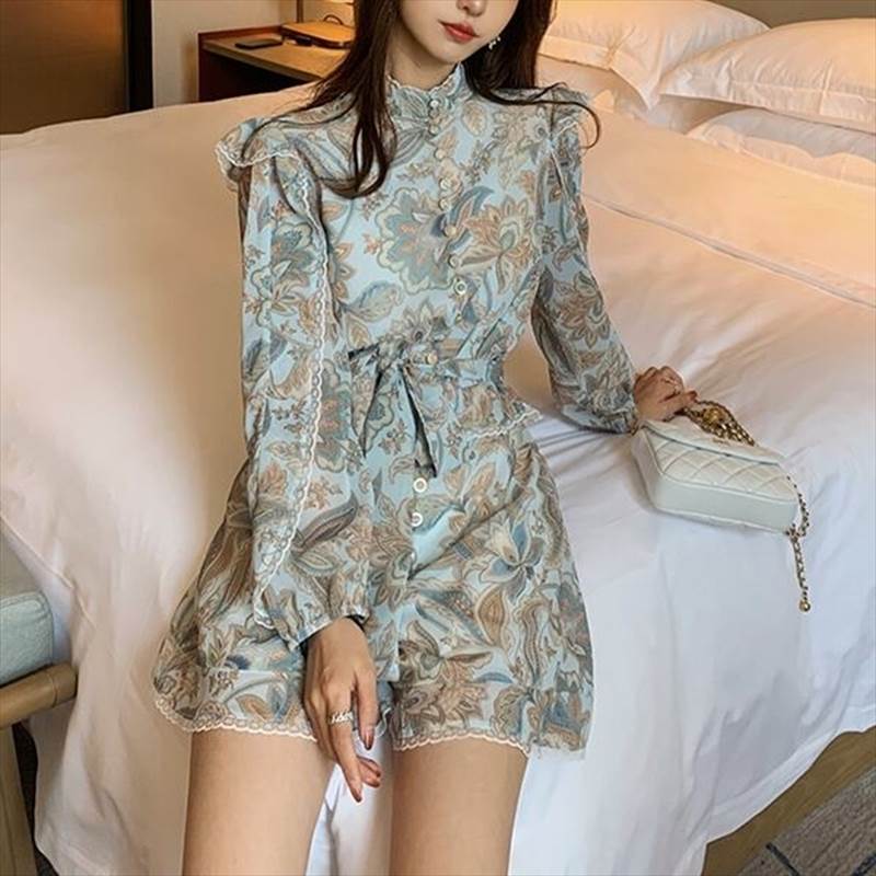 乐天商城 - ボタニカル柄シフォンオールインワン レディース ワンピース オールインワン パンツワンピ ショートパンツ ショート 膝上 長袖 ハイネック スタンドカラー セミフレア シフォン フリル 透け感 バイカラー かわいい 上品 おしゃれ エレガント ボタニカル シーズンレス