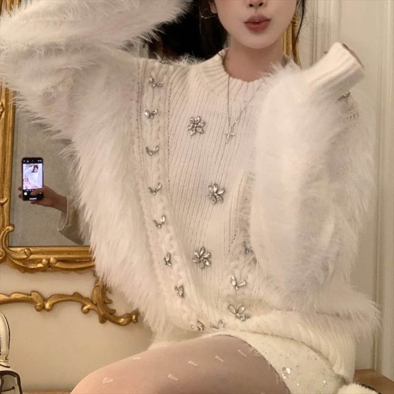 乐天商城 - ふわふわ ビジュー ニット セーター レディース トップス アウター 長袖 ラウンドネック ノーカラー ワイド ふわふわ ふっくら リブニット 伸縮性 ビジュー 大人可愛い 上品 おしゃれ エレガント 無地 上品 冬 春 長袖 セクシー オーバーサイズ オーバー キラキラ