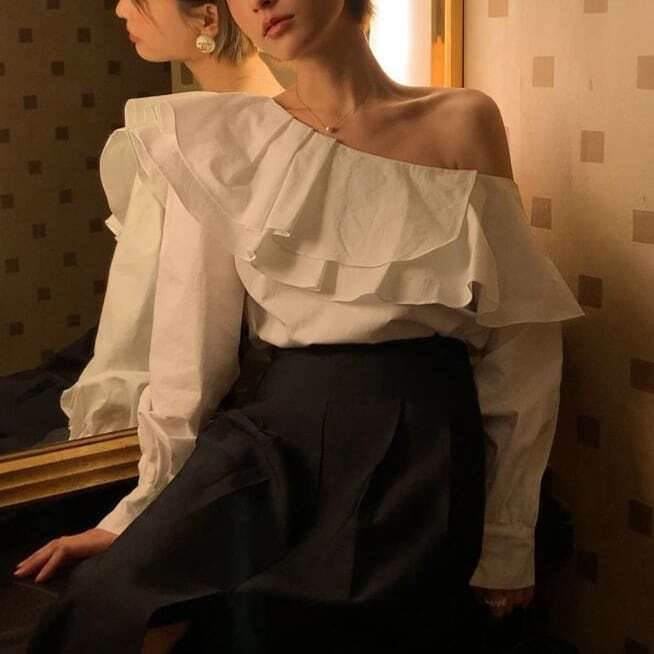 乐天商城 - オフショルダー ラッフル ブラウス レディース トップス ブラウス 長袖 ボリューム袖 パフスリーブ オフショルダー ケープ襟 フェミニン コットン かわいい 大人可愛い きれいめ 上品 おしゃれ ガーリー エレガント 主役級 無地 春 秋 冬 学生 デート お出かけ