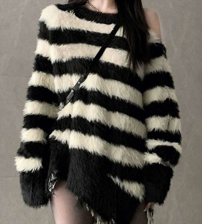 ちょっぴり辛口ニット♪ オーバーサイズ クラッシュ ボーダー ジップ シャギーニット トップス セーター モヘアニット オフショルダー ダメージ ビッグシルエット ゆったり 長袖 カジュアル 韓国ガーリー Y2K チェーン アシンメトリー おしゃれ 華著見え しましま