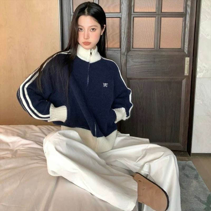 乐天商城 - スポーツmixスタイルに♪ ハイネック 配色 ジップ ニット ブルゾン アウター バイカラー サイドライン 刺繍 ロゴ 長袖 セーター 羽織り ジャージ カジュアル 韓国ストリート メンズライク スポーティーおしゃれ ストリート 韓国系 かっこいい 二色展開 冬 お出かけ 旅行