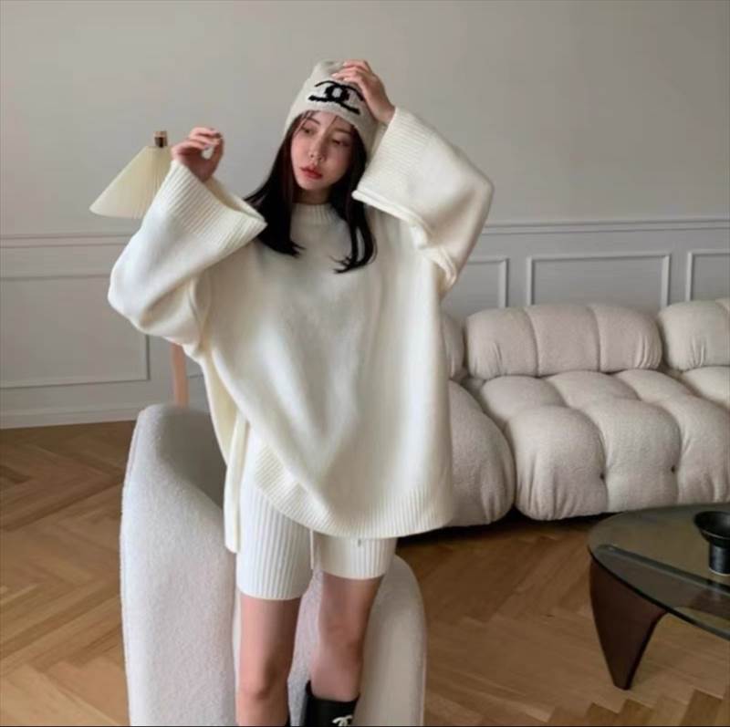 ビッグシルエット ニット フレア袖 レディース 長袖 ボリューム袖 萌袖 ラウンドネック ゆるふわ かわいい 大人可愛い きれいめ シンプル カジュアル 上品 おしゃれ かっこいい レトロ こなれ感 ラフ 個性的 クール エレガント モダン 主役級 存在感 とろみ感 抜け感