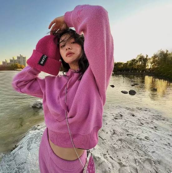 エレガントな2点セットアイテムです。フード付きプルオーバーとミモレ丈スカートのセットで、女性らしいシンプルで上品なスタイルを演出できます。無地でありながらも、フェミニンさやクールさを兼ね備えたデザインです。都会的でラグジュアリーな雰囲気があり、主役級の存在感を放ちます。デートやお出かけ、リゾートや旅行、レストランや女子会などさまざまなシーンで活躍できます。また、休日のおしゃれなホテルやショッピング、合コンやカフェにもぴったりです。暖かい綿素材を使用しているので、体型カバーもでき、普段使いや着回しにも最適です。サイズもSからXLまで展開していますので、幅広い方にご愛用いただけます。ピンクのカラーバリエーションがあり、あなたのおしゃれに華やかさを添えます。色展開 ピンクサイズ S M L XLサイズ(cm)S /着丈 51 /バスト 116 /袖丈 52 /ウエスト 64 /着丈 93M /着丈 52 /バスト 120 /袖丈 53 /ウエスト 68 /着丈 94L /着丈 53 /バスト 124 /袖丈 54 /ウエスト 72 /着丈 95XL /着丈 54 /バスト 128 /袖丈 55 /ウエスト 76 /着丈 96《商品について》※当ショップは海外からのノーブランド商品になります。海外製品のため日本商品に比べ品質が劣る場合がございます。糸のほつれ、多少の汚れやシミ、ファスナーが固い、デザインの若干の違いなどは不良品には該当しませんのでご了承ください。お手持ちの携帯やPCの画面設定の影響により、実物と色味が異なって見える場合がございます。※当ショップはお客様より注文を確認した上でメーカーに発注しておりますので返品、交換は出来かねます。ご了承下さいませ。《発送について》お取り寄せ商品のため、ご入金確認後、お届けまでに「10-24日程度」のお時間がかかります。通常よりもお時間がかかってしまう場合もございます。欠品や商品の不具合などにより、商品をお届けすることができず、ご注文をキャンセルさせていただく場合もございますのでご了承ください。※当ショップの商品はお取り寄せ商品につき、入金確認後メーカーへ発注させて頂きます。※メーカーにて在庫切れの場合は、速やかに返金させて頂きます。《返品についての特約に関する事項》ご注文確定後、発注後のキャンセルやサイズなどの内容変更は承っておりません。注文時によくご確認ください商品に欠陥がある場合を除き、基本的には返品や交換には応じません。最後までご覧くださり、ありがとうございました。 《商品について》 ※当ショップは海外からのノーブランド商品になります。 海外製品のため日本商品に比べ品質が劣る場合がございます。 糸のほつれ、多少の汚れやシミ、ファスナーが固い、デザインの若干の違いなどは不良品には該当しませんのでご了承ください。 お手持ちの携帯やPCの画面設定の影響により、実物と色味が異なって見える場合がございます。 ※当ショップはお客様より注文を確認した上でメーカーに発注しておりますので返品、交換は出来かねます。ご了承下さいませ。 《発送について》 お取り寄せ商品のため、ご入金確認後、お届けまでに「10-24日程度」のお時間がかかります。 通常よりもお時間がかかってしまう場合もございます。 欠品や商品の不具合などにより、商品をお届けすることができず、ご注文をキャンセルさせていただく場合もございますのでご了承ください。 ※当ショップの商品はお取り寄せ商品につき、入金確認後メーカーへ発注させて頂きます。 ※メーカーにて在庫切れの場合は、速やかに返金させて頂きます。 《返品についての特約に関する事項》 ご注文確定後、発注後のキャンセルやサイズなどの内容変更は承っておりません。 注文時によくご確認ください 商品に欠陥がある場合を除き、基本的には返品や交換には応じません。 最後までご覧くださり、ありがとうございました。 セットアイテム 2点セット レディース プルオーバー ニット ミモレ 長袖 フード フェミニン きれいめ シンプル 上品 おしゃれ クール エレガント 主役級 存在感 都会的 ラグジュアリー クラシカル 無地 デート お出かけ リゾート 旅行 レストラン 女子会 休日 ホテル ショッピング 合コン コンパ カフェ 暖かい 体型カバー 普段使い 着回し S M L XLピンク cn1293