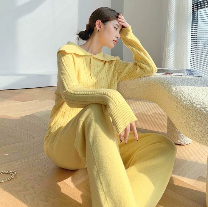 大人の女性にぴったりなセットアップ上下セットです。ワイドパンツとロング丈のプルオーバーの2点セットで、上品ながらもカジュアルなスタイリングが楽しめます。ニット素材なので伸縮性があり、着心地も抜群。ポケット付きで実用性も◎。カラーバリエーションはイエロー、ホワイト、カーキの3色展開です。秋冬のデートやお出かけ、イベントや旅行、普段使いにもぴったりなデザインです。さらに、体型カバー効果もあるので、自信を持っておしゃれを楽しんでいただけます。着回し力も高く、ルーズなシルエットでこなれ感を演出。レトロな雰囲気もあり、クールでかっこいいスタイルが完成します。S、M、Lのサイズ展開で、ゆったりとした着心地が魅力です。ぜひ、大人の女性におすすめのこちらのセットアップを楽しんでみてください。色展開 イエロー ホワイト カーキサイズ S M Lトップスサイズ(cm)S /着丈 55 /バスト 91 /袖丈 58 /肩幅 36M /着丈 57 /バスト 95 /袖丈 59 /肩幅 38L /着丈 59 /バスト 99 /袖丈 60 /肩幅 40パンツサイズ(cm)S /ズボン丈 98 /ウエスト 64 /ヒップ 102M /ズボン丈 99 /ウエスト 68 /ヒップ 106L /ズボン丈 100 /ウエスト 72 /ヒップ 110《商品について》※当ショップは海外からのノーブランド商品になります。海外製品のため日本商品に比べ品質が劣る場合がございます。糸のほつれ、多少の汚れやシミ、ファスナーが固い、デザインの若干の違いなどは不良品には該当しませんのでご了承ください。お手持ちの携帯やPCの画面設定の影響により、実物と色味が異なって見える場合がございます。※当ショップはお客様より注文を確認した上でメーカーに発注しておりますので返品、交換は出来かねます。ご了承下さいませ。《発送について》お取り寄せ商品のため、ご入金確認後、お届けまでに「10-24日程度」のお時間がかかります。通常よりもお時間がかかってしまう場合もございます。欠品や商品の不具合などにより、商品をお届けすることができず、ご注文をキャンセルさせていただく場合もございますのでご了承ください。※当ショップの商品はお取り寄せ商品につき、入金確認後メーカーへ発注させて頂きます。※メーカーにて在庫切れの場合は、速やかに返金させて頂きます。《返品についての特約に関する事項》ご注文確定後、発注後のキャンセルやサイズなどの内容変更は承っておりません。注文時によくご確認ください商品に欠陥がある場合を除き、基本的には返品や交換には応じません。最後までご覧くださり、ありがとうございました。 《商品について》 ※当ショップは海外からのノーブランド商品になります。 海外製品のため日本商品に比べ品質が劣る場合がございます。 糸のほつれ、多少の汚れやシミ、ファスナーが固い、デザインの若干の違いなどは不良品には該当しませんのでご了承ください。 お手持ちの携帯やPCの画面設定の影響により、実物と色味が異なって見える場合がございます。 ※当ショップはお客様より注文を確認した上でメーカーに発注しておりますので返品、交換は出来かねます。ご了承下さいませ。 《発送について》 お取り寄せ商品のため、ご入金確認後、お届けまでに「10-24日程度」のお時間がかかります。 通常よりもお時間がかかってしまう場合もございます。 欠品や商品の不具合などにより、商品をお届けすることができず、ご注文をキャンセルさせていただく場合もございますのでご了承ください。 ※当ショップの商品はお取り寄せ商品につき、入金確認後メーカーへ発注させて頂きます。 ※メーカーにて在庫切れの場合は、速やかに返金させて頂きます。 《返品についての特約に関する事項》 ご注文確定後、発注後のキャンセルやサイズなどの内容変更は承っておりません。 注文時によくご確認ください 商品に欠陥がある場合を除き、基本的には返品や交換には応じません。 最後までご覧くださり、ありがとうございました。 セットアップ 上下セット レディース パンツ ボトムス ニット セーター プルオーバー 2点セット ワイドパンツ ロング ポケット 伸縮性 きれいめ シンプル カジュアル 上品 おしゃれ かっこいい レトロ こなれ感 ラフ ルーズ クール 無地 秋 冬 ママ 大人女子 デート お出かけ イベント 旅行 公園 女子会 休日 カフェ 韓国 コーデ 体型カバー 普段使い 着回し S M L ゆったり イエロー ホワイト カーキ 3色展開 cn1296