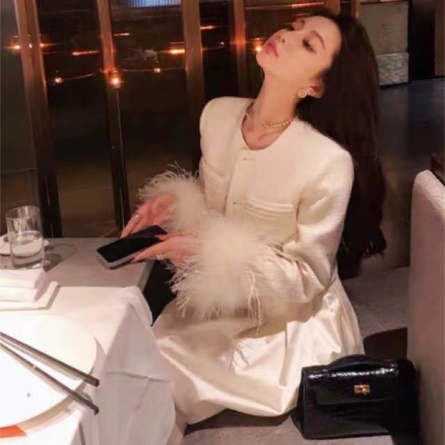 ジャケット 上着 レディース 長袖 ラウンドネック 襟なし ノーカラー ファー フォーマル ポケット コンサバ ボタン かわいい 大人可愛い きれいめ シンプル カジュアル 上品 おしゃれ レトロ こなれ感 エレガント モダン 存在感 フォーマル 都会的 クラシカル