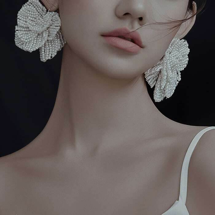 ビーズフラワーピアス イヤークリップ レディース ボリューム 大ぶりピアス アクセサリー ジュエリー 人気 流行 トレンド パール ビジュー 大人可愛い 上品 エレガント 華やか パーティー プチプラ 高見え