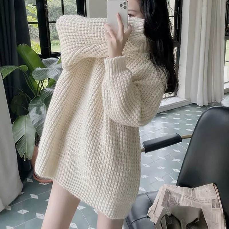 オーバーサイズ ニットチュニック レディース トップス セーター プルオーバー 膝上 ミディアム丈 チュニック丈 長袖 タートルネック ニット かわいい 大人可愛い シンプル カジュアル 上品 おしゃれ こなれ感 無地 秋 冬 学生 学校 通学 デート お出かけ 公園 女子会