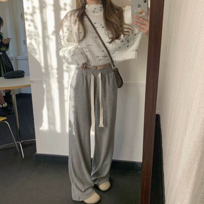 着るだけでコーディネートの雰囲気が整いやすいニット。タートルネックや長袖を取り入れ、着たときのシルエットに表情が出るデザインです。ニットの表情が、シンプルな着こなしにも奥行きを加えます。きれいめ、シンプルや上品な雰囲気に寄せやすく、合わせ方次第で印象を変えられます。普段のお出かけや通勤、旅行など、その日の予定に合わせて取り入れやすいアイテムです。色展開 ホワイトサイズ S M L XLサイズ(cm)S /着丈 40 /バスト 96 /袖丈 44M /着丈 41 /バスト 100 /袖丈 45L /着丈 42 /バスト 104 /袖丈 46XL /着丈 43 /バスト 108 /袖丈 47◆ デザインとシルエット ◆タートルネックや長袖を取り入れ、ニットとしての輪郭がしっかり伝わるデザインです。きれいめ、シンプル、上品やカジュアルなスタイルになじみやすく、小物や合わせる服によって印象を調整できます。◆ 着たときの見え方 ◆服の形そのもので全身のバランスを作りやすく、無理に小物を足さなくても着こなしをまとめやすいです。シンプルな組み合わせでも輪郭がぼやけにくく、普段のスタイルに自然な変化を加えられます。身体を強調しすぎず、服のラインを活かして自然にバランスを整えやすいのが魅力です。◆ ディテール・素材が生むメリット ◆ニットの素材感が見た目に奥行きを加え、シンプルなコーディネートにも表情を作ります。装飾や素材感をただ目立たせるのではなく、全体のバランスを整える要素として取り入れているのがポイントです。◆ 着回し・コーディネート ◆ニットは、デニムやワイドパンツでカジュアルに、スラックスやスカートできれいめにと、ボトム次第で印象を変えやすいのが魅力です。裾を出したり前だけインしたり、着方を変えるだけでも全体のバランスを調整できます。アクセサリーやバッグを加えれば、同じ一着でも雰囲気を変えて楽しめます。◆ 毎日の使いやすさ ◆一度きりの特別な場面だけでなく、普段のワードローブへ繰り返し取り入れやすいことも大切なポイントです。合わせる服を大きく入れ替えなくても印象を変えやすいため、手持ち服を活かしながらコーディネートの幅を増やせます。朝の服選びで迷いにくくしたい日にも頼れる一着です。◆ おすすめの使用シーン ◆普段のお出かけや買い物、カフェ、通勤、旅行など、日常のさまざまな場面に取り入れやすいアイテムです。合わせるインナーや羽織り、小物を変えながら、その日の気温や予定に応じて着こなしを調整できます。《商品について》※当ショップは海外からのノーブランド商品になります。海外製品のため日本商品に比べ品質が劣る場合がございます。糸のほつれ、多少の汚れやシミ、ファスナーが固い、デザインの若干の違いなどは不良品には該当しませんのでご了承ください。お手持ちの携帯やPCの画面設定の影響により、実物と色味が異なって見える場合がございます。※当ショップはお客様より注文を確認した上でメーカーに発注しておりますので返品、交換は出来かねます。ご了承下さいませ。《発送について》お取り寄せ商品のため、ご入金確認後、お届けまでに「10-24日程度」のお時間がかかります。通常よりもお時間がかかってしまう場合もございます。欠品や商品の不具合などにより、商品をお届けすることができず、ご注文をキャンセルさせていただく場合もございますのでご了承ください。※当ショップの商品はお取り寄せ商品につき、入金確認後メーカーへ発注させて頂きます。※メーカーにて在庫切れの場合は、速やかに返金させて頂きます。《返品についての特約に関する事項》ご注文確定後、発注後のキャンセルやサイズなどの内容変更は承っておりません。注文時によくご確認ください商品に欠陥がある場合を除き、基本的には返品や交換には応じません。最後までご覧くださり、ありがとうございました。【検索キーワード】トップス セーター ニットセーター プルオーバー ミディアム丈 長袖 タートルネック ニット かわいい 大人可愛い きれいめ シンプル カジュアル 上品 おしゃれ かっこいい 大人女子 こなれ感 個性的 主役級 存在感 キュート ナ クール ガーリー ナチュラル ベーシック cn1541
